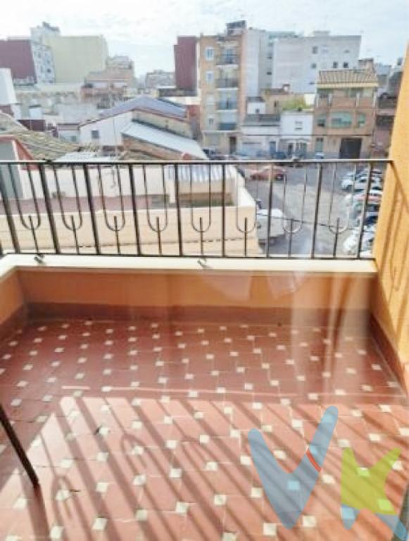 Piso de 154m²  en el corazón de Torrent, con 3 amplias habitaciones. Para entrar a vivir    Si estás deseando vivir en pleno centro histórico de Torrent, ahora es el momento. A 2 minutos andando del ayuntamiento, de la parada de metro, la Torre, el mercado municipal, colegios, instituto, centros deportivos, entidades bancarias, centro de salud, todas las comodidades de las tiendas de barrio a un paso y servicios que ofrece el centro neurálgico de Torrent, la Avenida al Vedat. Les presentamos esta fantástica vivienda de 154m², MUY LUMINOSA, distribuida en 3 amplias habitaciones dobles, salón comedor por donde se accede al balcón, baño completo, cocina con acceso a una terraza-galería con vistas despejadas, aportando muchísima luz a todas las estancias. Dispone de aire acondicionado, techos altos.... La vivienda se encuentra en perfecto estado para vivir, semi-reformada.  A destacar la finca, una comunidad de sólo 3 vecinos, muy tranquila. Es un 3º SIN ASCENSOR pero muy cómodo y con posibilidad de instalar en un futuro el ascensor lo que revalorizará todavía más la propiedad  Vive y mira pasar la vida de Torrent desde tu casa con la magnífica ubicación de esta vivienda. Que nadie te lo cuente. Si está interesado en visitarla, no dudes en ponerte en contacto con nosotros, estaremos encantados de atenderte y acompañarte en todo el proceso de compra.    Si tienes que vender antes tu vivienda, llámanos y te asesoramos cómo hacerlo para además tener los mínimos gastos posibles y todas las garantías.  Agencia Registrada con el nº00516 en el Registro Obligatorio de Agentes Inmobiliarios de la Comunidad Valenciana    Por mandato expreso del propietario, COMERCIALIZAMOS ESTE INMUEBLE EN EXCLUSIVA, lo que le garantiza el acceso a toda la información, a un servicio de calidad, un trato fácil, sencillo y sin interferencias de terceros. Por este motivo, se ruega NO MOLESTAR AL PROPIETARIO, a los ocupantes de la propiedad o a los vecinos. Muchas gracias por su comprensión.   La oferta está sujeta a cambios de precio o retirada del mercado sin previo aviso. Este anuncio en su conjunto, incluyendo textos, fotos, imágenes o cualquier otro contenido de este, no es vinculante dado que la información es ofrecida por terceros y puede contener errores. Se muestra a título informativo y no contractual.  El precio anunciado NO INCLUYE los impuestos, ni los gastos como, Notario, Registro de la Propiedad, ni los honorarios de la agencia inmobiliaria.  Esta propiedad se pone a la venta con toda la documentación comprobada y en regla, por lo que ofrecemos GARANTIAS a los compradores.    