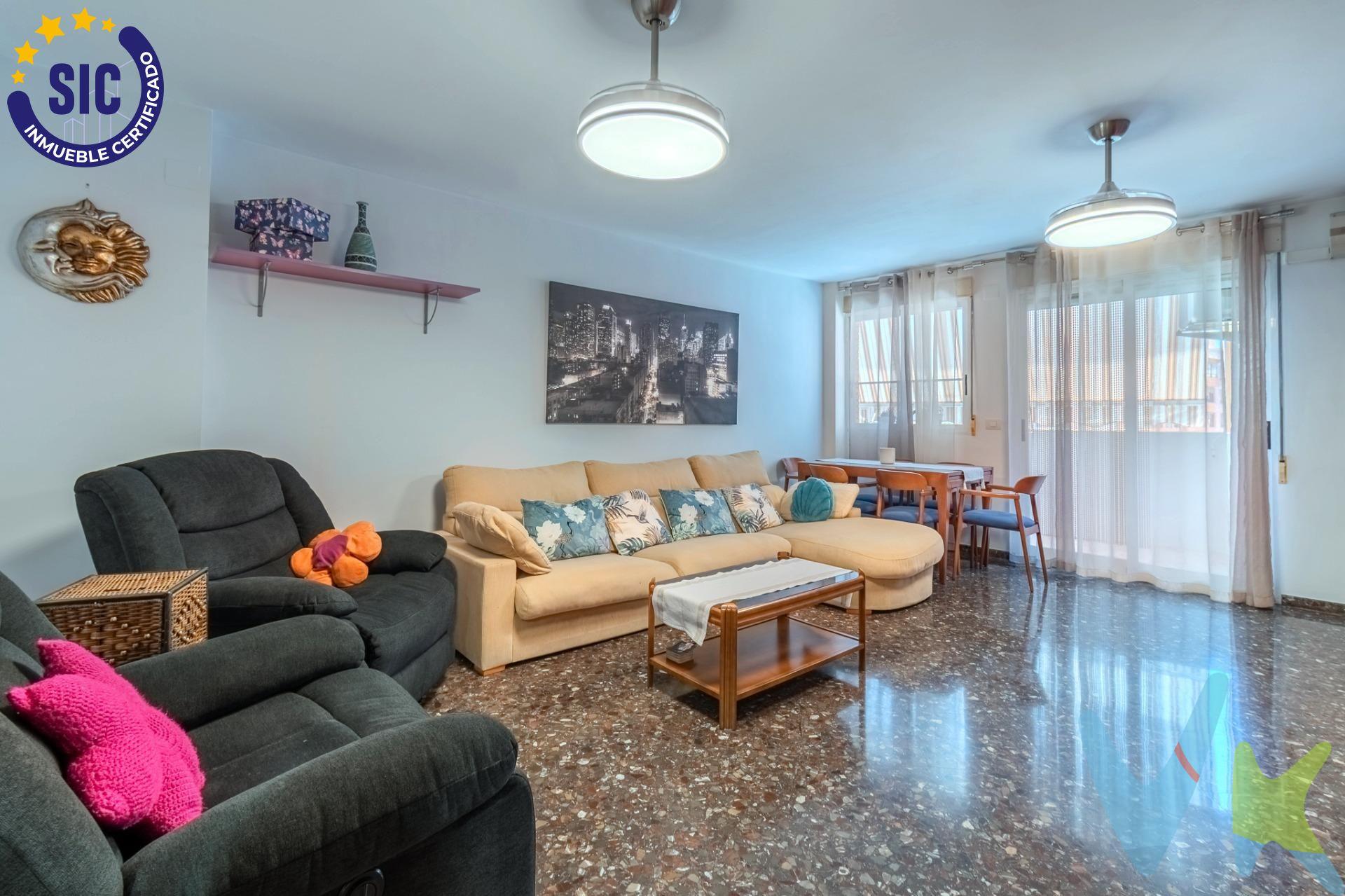 3 dormitorios, 2 baños, balcón con vistas despejadas y garaje en Avenida Francesc Tàrrega. ¿Buscas una vivienda amplia, funcional y con garaje en Vila-real? Esta puede ser la que estabas esperando. Te presentamos esta vivienda VPO de 3 dormitorios y 2 baños, situada en Avenida Francesc Tàrrega, 56, una vivienda pensada para quienes buscan espacio, comodidad y una distribución práctica para el día a día. Nada más entrar encontrarás un salón amplio y luminoso, con salida a un balcón con vistas despejadas hacia la rotonda. Un espacio que aporta luz, sensación de amplitud y ese pequeño desahogo que siempre se agradece en casa. La cocina tipo office permite disfrutar de un espacio cómodo para cocinar y compartir el día a día. Además, dispone de una amplia galería, perfecta para tener una zona adicional de almacenaje y lavandería. La vivienda cuenta con 3 dormitorios, todos ellos con armarios empotrados, para que el espacio de almacenamiento no sea un problema. El dormitorio principal dispone de baño completo en suite, mientras que la vivienda cuenta con un segundo baño completo independiente, ideal para el uso diario de la familia o para las visitas. La vivienda incluye:. ✔️ 3 dormitorios. ✔️ 2 baños completos. ✔️ Dormitorio principal con baño en suite. ✔️ Salón con salida a balcón. ✔️ Vistas despejadas. ✔️ Cocina office. ✔️ Amplia galería. ✔️ Armarios empotrados. ✔️ 1 plaza de garaje incluida. Precio: 189.900 €. El precio incluye la vivienda y una plaza de garaje. Además, tienes la posibilidad de adquirir una segunda plaza de garaje por 8.000 € adicionales, una opción especialmente interesante si necesitas dos plazas. IMPORTANTE: vivienda VPO. Al tratarse de una vivienda de protección oficial (VPO), la compraventa está sujeta a los requisitos y condiciones establecidos por la normativa aplicable. Antes de realizar una visita, comprobaremos contigo que cumples los requisitos necesarios para adquirirla. 📍 Avenida Francesc Tàrrega, — Vila-real. Si estás buscando 3 dormitorios, 2 baños y garaje en Vila-real, quizá esta sea la vivienda que estabas buscando. Escríbeme y te cuento todos los detalles y comprobamos si puedes acceder a ella.