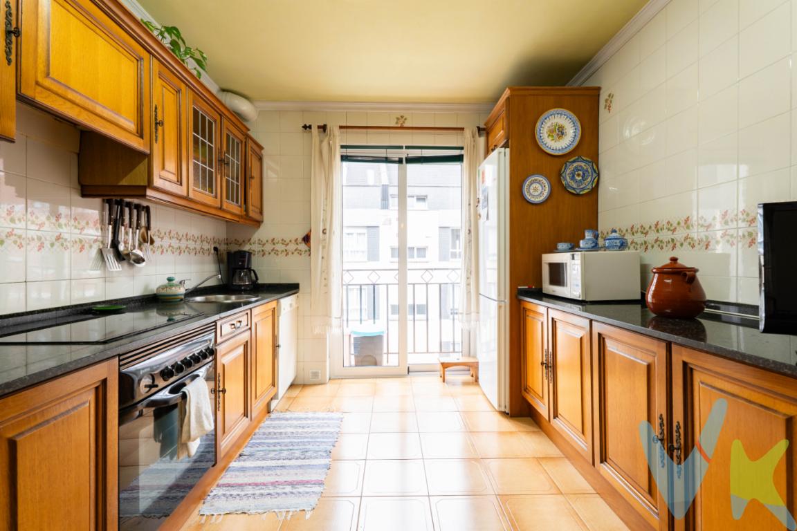  Presentamos un magnífico piso en venta que combina comodidad y funcionalidad. Este acogedor hogar está ubicado en una quinta planta lo que le aporta gran luminosidad, ya que además el piso tiene muy buena orientación. Cada rincón de esta propiedad está diseñado para maximizar el espacio, ofreciendo una excelente distribución que satisface las necesidades de cualquier comprador exigente. Esta vivienda se convierte en una opción inmejorable para quienes buscan una residencia que se adapte a su estilo de vida moderno. El inmueble consta de dos habitaciones que ofrecen un espacio íntimo y tranquilo para descansar. El salón es el lugar perfecto para relajarse o recibir invitados, mientras que la cocina, diseñada para maximizar la funcionalidad, ofrece suficiente espacio de almacenaje, facilitando la organización y el orden. Este espacio añade practicidad al día a día, haciendo de la preparación de alimentos una tarea muy agradable.La ubicación de este piso es muy buena, ya que se se encuentra a menos de cinco minutos caminando al Parque de Begoña y a unos diez minutos caminando a la Playa de San Lorenzo.  También está muy cerca del colegio de los Jesuitas y de la zona centro lo que te permitirá disfrutar de las ofertas culturales y recreativas de la ciudad, así como de la oferta gastronómica y de las compras en los comercios cercanosEl barrio ofrece un ambiente tranquilo y residencial, siendo una zona codiciada por su equilibrio entre lo urbano y lo residencial. La cercanía a comercios, restaurantes, y espacios recreativos permite disfrutar de todas las ventajas de vivir en una ciudad dinámica y vibrante. Además, la oferta educativa en la zona garantiza acceso a buenas opciones para familias que lo necesiten.Si está buscando un piso en Gijón que aúne comodidad, funcionalidad y una ubicación privilegiada, esta es la oportunidad que no debe dejar escapar. Le invitamos a visitar este inmueble y descubrir todas las cualidades que no pueden capturarse sólo en palabras. Contáctenos para agendar una visita.  Estamos seguros de que cuando lo vea en persona, comprenderá por qué es la opción ideal.En el precio final no están incluidos el impuesto de trasmisiones patrimoniales, ni los gastos de notaría y registro. 