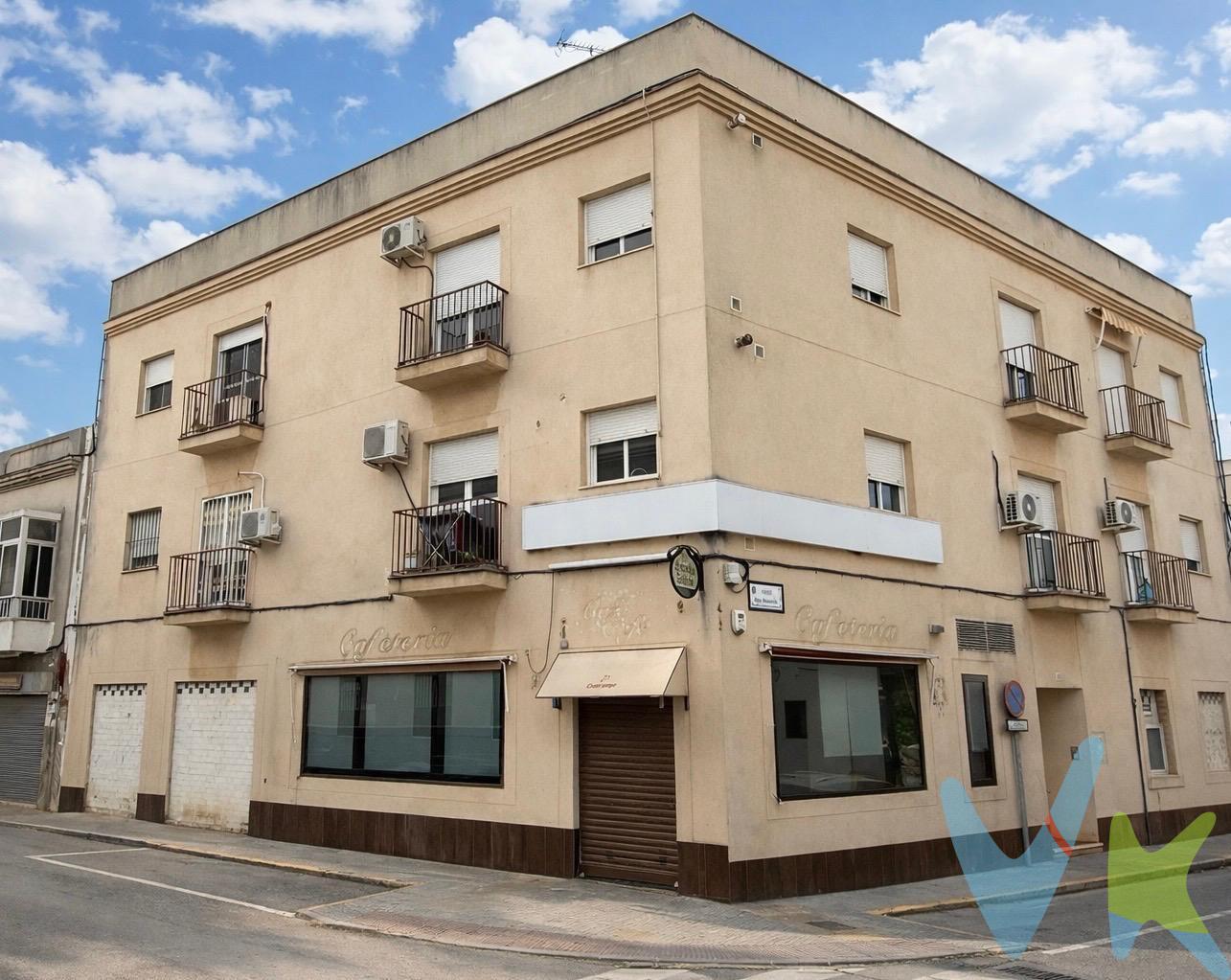 Piso luminoso con balcón cerca de Plaza de Andalucía. Se vende acogedor piso en la zona de Hoyo del Membrillo, a pocos minutos de la Plaza de Andalucía, en Chiclana de la Frontera. . La vivienda se distribuye en amplio salón-comedor con balcón exterior, cocina luminosa amueblada, dos dormitorios con armarios empotrados y baño con placa de ducha. Cuenta con buenas calidades y aire acondicionado centralizado. El edificio dispone de ascensor y azotea comunitaria. Ubicado en una zona muy cómoda, rodeada de todo tipo de servicios, comercios y a pocos minutos del centro es ideal tanto como vivienda habitual como inversión. VENGA A VISITARLO !!!. PISO de  74 m² construidos (66 m² útiles) que consta de 2 dormitorios, salón con balcón exterior, cocina amueblada y baño. ASCENSOR Y AZOTEA COMUNITARIA en el edificio. LE GUSTARÁ !!!. En cumplimiento de las obligaciones de información previstas en la Ley 10/2025, de 28 de diciembre, de servicios de atención a la clientela y transparencia, así como en la normativa sectorial vigente, se hace constar que el precio indicado no incluye los gastos e impuestos inherentes a la adquisición, los cuales se desglosan a continuación:. •	Impuesto sobre Transmisiones Patrimoniales (ITP): Se aplicará el tipo impositivo vigente en Andalucía (generalmente el 7% (7% de 155.000 = 10.850 €), sin perjuicio de tipos reducidos del 3,5% o 6%, aplicables según las circunstancias personales del comprador o las características del inmueble). El impuesto se devenga sobre el Valor de Referencia de Catastro o el precio de venta, aquel que resulte superior. •	Gastos de Notaría: Los honorarios notariales se calcularán conforme al arancel oficial regulado en el Anexo I, del Real Decreto 1426/1989, de 17 de noviembre. (Cálculo aproximado: 1.500 €. Según ley, la parte vendedora abonará el coste de la Escritura matriz y la parte compradora, las copias). Más información: https://www.boe.es/buscar/act.php?id=BOE-A-1989-28111 . •	Gastos de Registro: La inscripción en el Registro de la Propiedad se facturará según el arancel oficial establecido en el ANEXO I, del Real Decreto 1427/1989, de 17 de noviembre, por el que se aprueba el arancel Notarial. Más información: https://www.boe.es/eli/es/rd/1989/11/17/1427. •	Financiación externa: Si fuese necesaria financiación, habrá que sumar los gastos de la Entidad financiera (Gestoría, tasación, seguros,…) . •	Honorarios Agencia del Vendedor: incluidos en el PVP. •	Honorarios Agencia del comprador: Un 4% + IVA, sobre el valor de compra. Para una información exhaustiva sobre el funcionamiento, tipos impositivos y bonificaciones del ITP en Andalucía, puede consultar el portal oficial de la Agencia Tributaria de la Junta de Andalucía en el siguiente enlace:. https://www.juntadeandalucia.es/organismos/economiahaciendayfondoseuropeos/areas/tributos-juego/tributos/paginas/impuestos-cedidos-transmisiones.html. La agencia dispone de documentación e información adicional relativa al inmueble, que podrá ser solicitada por el consumidor. A su vez, disponemos del Documento Informativo Abreviado de la propiedad (Según Decreto 218/2005, del 11 de Octubre) y de Seguro de Caución, para la protección del dinero entregado como señal para la Reserva de una vivienda. La agencia efectúa una labor de intermediación, por lo que las condiciones finales de la compraventa quedas sujetas a la aceptación expresa de la parte vendedora y a la ulterior formalización del contrato. 