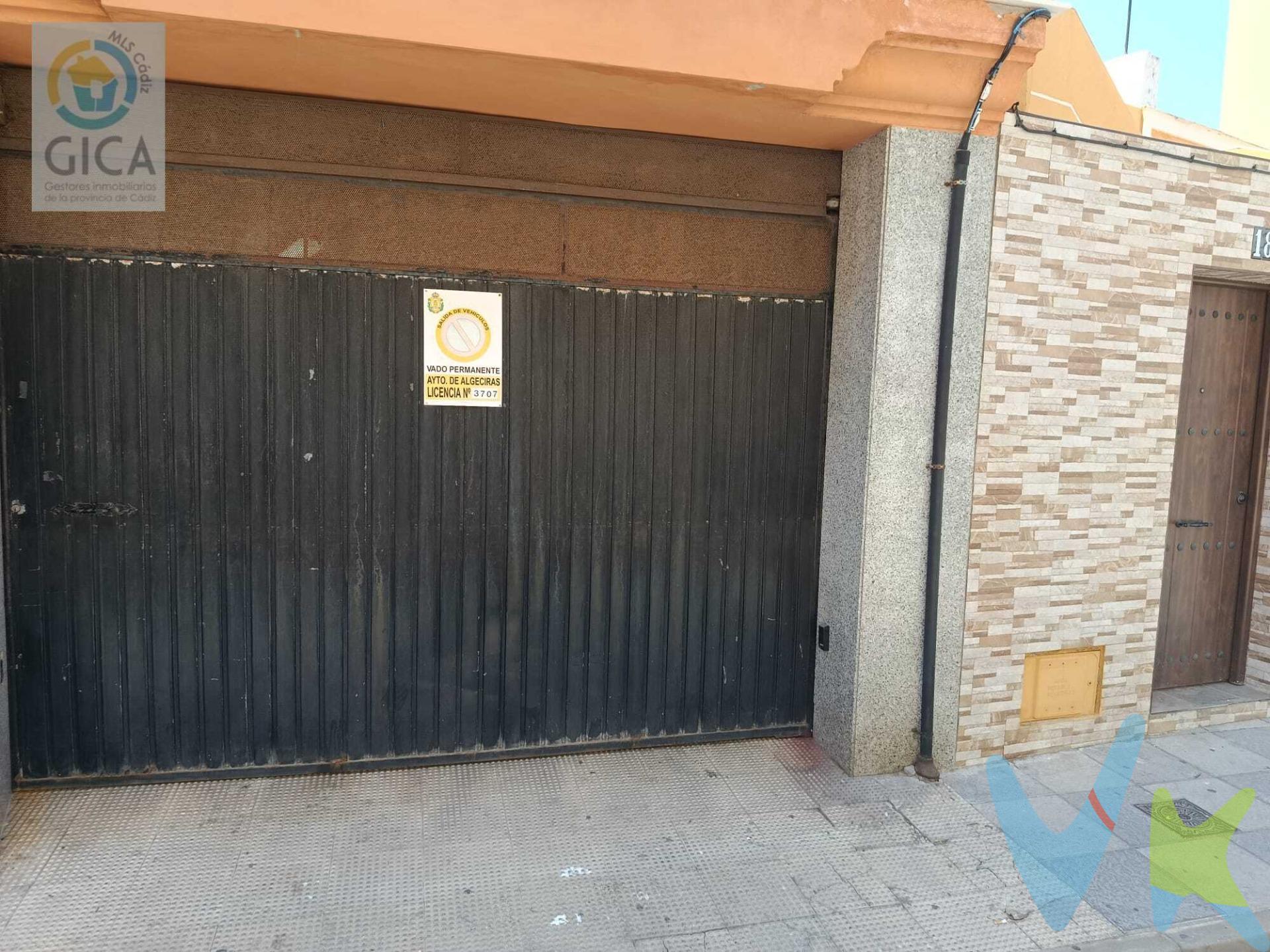 ¡No te pierdas esta excelente oportunidad!.  Te presentamos una práctica plaza de garaje acompañada por un cómodo trastero, situada en la codiciada área del Corte Inglés, específicamente en Cuesta del Rayo. Este espacio es ideal para aquellos que buscan comodidad y seguridad a la hora de estacionar su vehículo. Con un precio atractivo de solo €22,000, este parking cuenta con una superficie útil perfecta para guardar tu coche o utilizarlo como almacenamiento adicional.  La ubicación no podría ser mejor: además tendrás acceso cercano a colegios y todos los servicios necesarios para facilitarte el día a día. ¡Aprovecha esta ocasión única antes que se agote! Ideal tanto para residentes locales como inversores. -----------------------------------------------------------------------. Transparencia de precio, impuestos y honorarios:. El precio publicado corresponde únicamente al precio de venta del inmueble y no incluye impuestos, gastos de compraventa ni honorarios a cargo del comprador. Impuestos: ITP o IVA+AJD (según la naturaleza de la transmisión). En Andalucía, en segundas transmisiones el ITP es 7% con carácter general, pudiendo aplicarse tipos reducidos (6% o 3,5%) si se cumplen requisitos. Base del impuesto: con carácter general, la base será la mayor entre el precio declarado y el valor de referencia (según normativa aplicable). Gastos de compraventa: notaría, registro y, en su caso, gestoría (desde 2.000€ orientativo, según operación). Honorarios comprador (no incluidos): 1.500€ + IVA. Se informan y aceptan por escrito (hoja de encargo/servicios) antes de la visita y de cualquier gestión vinculada a la compra. Ficha informativa (Decreto 218/2005) a disposición del interesado. Fuentes oficiales: información tributaria y valor de referencia disponibles en fuentes oficiales de la Junta de Andalucía y se facilitan a quien lo solicite. Exclusiva: Por mandato expreso del propietario, este inmueble se comercializa en exclusiva a través de la inmobiliaria. Se ruega no contactar directamente con propiedad/ocupantes/vecinos. . 