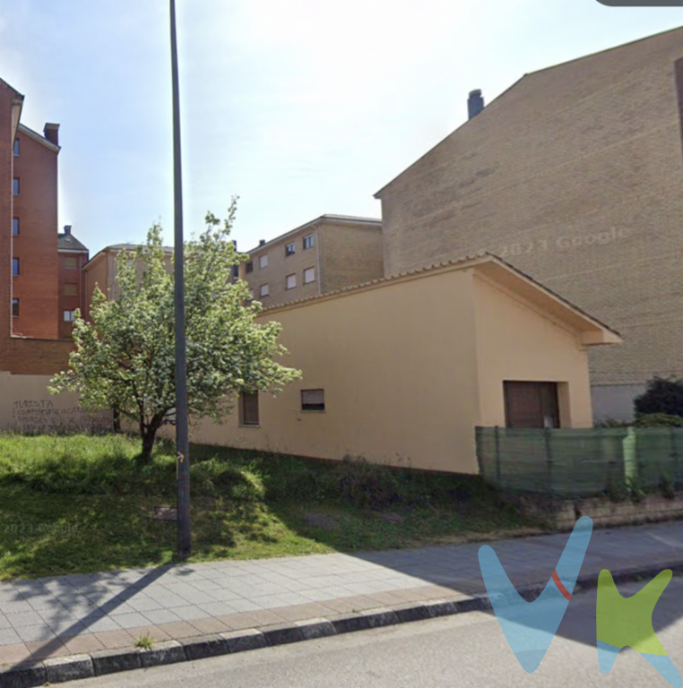  **Finca edificable en El Berrón, zona La Carrera**Se presenta una oportunidad única para adquirir una finca extraordinaria, ideal para desarrollar su proyecto personal o inversión. Situada en la pintoresca zona de La Carrera, en El Berrón, esta propiedad es un diamante en bruto esperando ser pulido para convertirlo en la joya de sus sueños. Sin lugar a dudas, este terreno edificable se perfila como una inversión inmejorable.Una de las características más destacadas de este terreno es su ubicación estratégica. Dispone de fácil acceso al sistema de alcantarillado, lo que garantiza que su futura edificación contará con todos los servicios esenciales desde el principio. Esta importante infraestructura es fundamental para asegurar la comodidad y funcionalidad de cualquier proyecto que decida emprender aquí.El transporte es otro de los puntos fuertes de esta finca. Con una estación de tren cercana, se facilita la conectividad con localidades vecinas y grandes ciudades, convirtiendo el desplazamiento diario o eventual en un trámite sencillo y eficiente. Igualmente, la proximidad a paradas de autobús amplía aún más las posibilidades de transporte público para aquellos que prefieren evitar el coche. La combinación de ambos servicios asegura una movilidad excepcional para usted y para cualquier futuro residente o usuario de esta propiedad.El terreno ofrece un espacio versátil y amplio para que su creatividad no tenga límites. ¿Desea construir la vivienda de sus sueños? ¿Está considerando el desarrollo de un proyecto de mayor envergadura? Sin importar sus objetivos, esta finca proporciona una base sólida y atractiva para convertir sus ideas en realidad. Los futuros propietarios disfrutarán de la tranquilidad de una zona residencial consolidada, rodeada de la belleza natural de Asturias, lo que brinda un entorno sereno y atractivo para vivir.La carrera en El Berrón es conocida por su ambiente acogedor y su comunidad amigable. Comprar aquí no solo implica una inversión en una propiedad, sino también en un estilo de vida. La cercanía a servicios esenciales, centros educativos y comercio local amplía las comodidades que ofrece esta ubicación. Esta fusión de conveniencia y calidad de vida hace de esta finca una opción sobresaliente para aquellos que valoran el equilibrio perfecto entre la modernidad y la tranquilidad rural.No pierda la oportunidad de visitar personalmente esta extraordinaria finca. Su encanto y potencial se aprecian mejor con una visita donde podrá experimentar la esencia de El Berrón y valorar el sinfín de posibilidades que esta propiedad encierra. Estamos a su disposición para coordinar una atención personalizada que le permita conocer todos los detalles que hacen de esta finca una de las mejores ofertas del mercado.Inicie su proyecto en un lugar destinado al éxito y el bienestar. No deje pasar la oportunidad de adquirir una propiedad con posibilidades ilimitadas, transportes excelentes y una ubicación envidiable en el corazón de Asturias. Esta finca le espera con los brazos abiertos, lista para convertirse en el mejor capítulo de su vida o de su cartera de inversiones. Visítenos y descubra por qué esta oferta es justo lo que estaba buscando. 