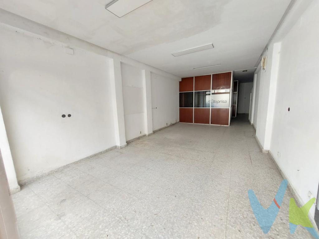 Local en venta en El Natahoyo, Gijón, junto a la playa del Arbeyal. Superficie de casi 150 m², actualmente dividido en dos locales, con dos portones de entrada, lo que permite doble alquiler o explotación conjunta.Zona tranquila, bien comunicada y con demanda en el entorno. Activo interesante tanto para rentabilidad por alquiler como para uso propio.💰 Precio: 99.900 EURGastos e impuestos no incluidos en el precio. A título orientativo, en segundas transmisiones, el comprador abonará el Impuesto sobre Transmisiones Patrimoniales (ITP). Para consultar los porcentajes del ITP en Asturias puede hacerlo a través de la web oficial de servicios tributarios del Principado de Asturias https://sede.tributasenasturias.es/sites/sede/default/es_ES/Que-quieres-hacer/Transmisiones-Patrimoniales-y-AJD. La base imponible será el mayor valor entre precio de compraventa, tasación o valor de referencia catastral. Gastos de notaría y registro aranceles variables según precio, número de copias y complejidad).     El comprador escoge libremente notario. El vendedor asume, por ley, los gastos que le correspondan, salvo pacto en contrario. Si se precisa hipoteca: Tasación, condiciones y costes bancarios según entidad elegida por el comprador; así como los gastos de gestoría y cualesquiera otros inherentes a la formalización de la compraventa. De acuerdo con la ley, no se incluyen en el precio otros gastos o tributos que legalmente correspondan al comprador. Honorarios de intermediación inmobiliaria a cargo del vendedor y honorarios de mediación inmobiliaria del 2% más I.V.A. con un mínimo de 2000EUR más I.V.A. a cargo del comprador.     El consumidor tiene derecho, conforme a la normativa vigente, a disponer de información y documentación adicional relativa al inmueble y condiciones de la compraventa. Cualquier compraventa y sus condiciones quedan sujetas en todo caso a la aceptación expresa del vendedor del inmueble y a la posterior formalización del correspondiente contrato. El presente anuncio tiene carácter meramente informativo; la información suministrada se corresponde con la disponible a la fecha de publicación, pudiendo variar en función de las circunstancias o actualizaciones legales, contractuales y fiscales. 