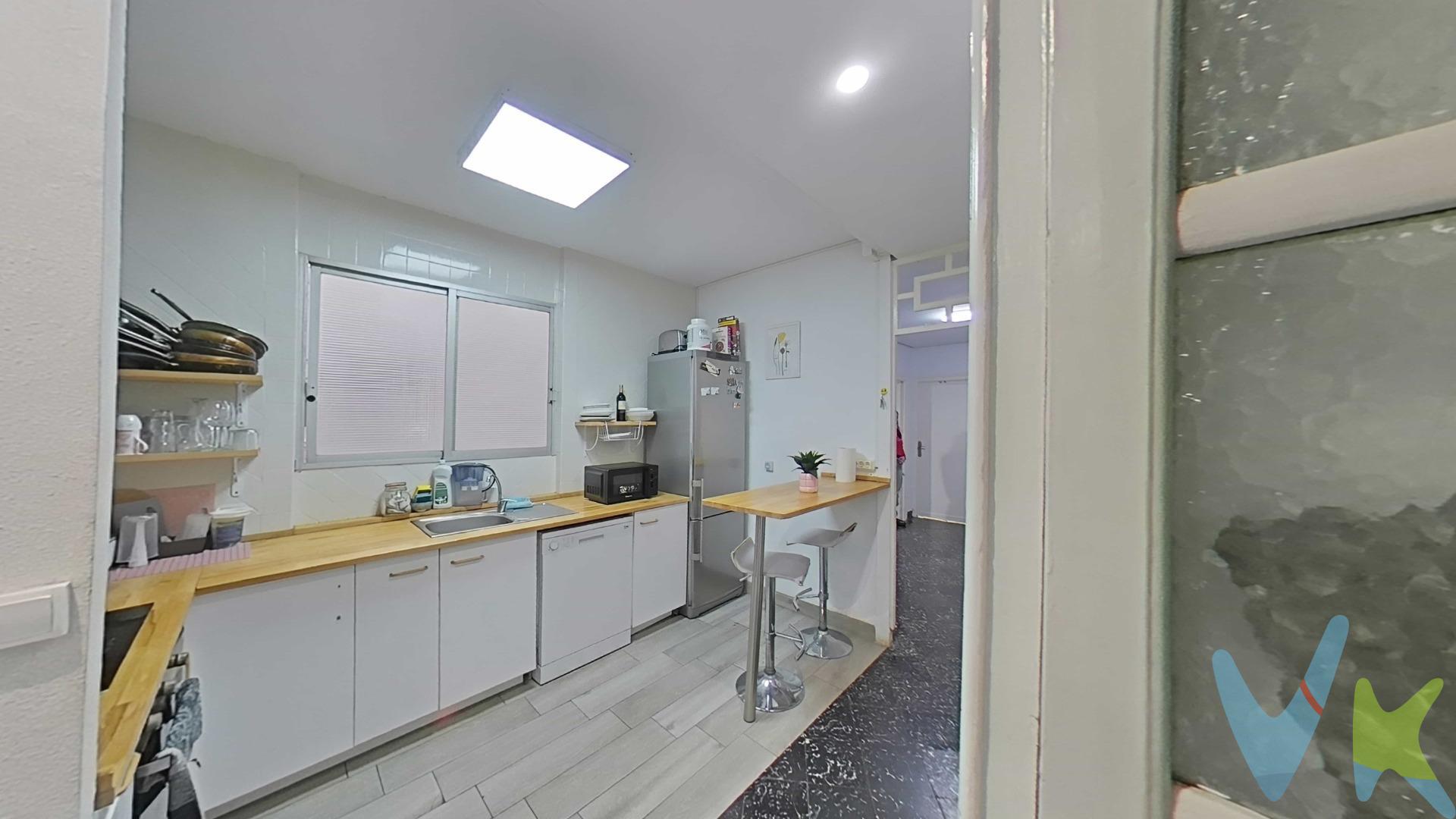 Descubre este espléndido piso en la emblemática zona de La Petxina, Valencia. . Con una generosa superficie construida de 138 m², esta propiedad ofrece un inmenso potencial para crear el hogar que siempre has soñado. Actualmente  se distribuye en cinco habitaciones, dos baños completos , salón comedor con acceso a balcón con vistas a las zonas comunes y cocina independiente. Disfruta del encanto de los techos altos con molduras y una orientación este-oeste que inunda cada rincón de luz natural. El edificio cuenta con zonas comunes ideales para familias, incluyendo un parque infantil , piscina donde podrás relajarte bajo el sol valenciano y sala multiusos donde poder reunirte con amigos y familiares para la celebración de eventos. Situado en la sexta planta con ascensor y junto al hermoso cauce del río, tendrás fácil acceso a todas las comodidades modernas sin perderte lo mejor del centro urbano: estaciones de metro cercanas y la Gran Vía Fernando el Católico están a solo pasos. . Este piso se entrega 'para reformar', brindándote libertad total para personalizarlo según tus gustos. Además, ser propietario no solo te da derecho sobre tu vivienda; también disfrutarás como copropietario de los bajos comerciales adjuntos a la finca, lo que se refleja en el bajo importe de los gastos de comunidad en los que además se incluye el consumo de agua. Y por si fuera poco, la vivienda lleva anejo un trastero en la cubierta del edificio que te permitirá disponer e un espacio extra de almacenamiento. Por mandato expreso del propietario, comercializamos este inmueble en EXCLUSIVA, lo que le garantiza un servicio de calidad, un trato fácil, un proceso sencillo, rápido y sin interferencias de terceros. Por este motivo, se ruega no molestar al propietario, a los ocupantes de la propiedad, a los vecinos o conserjes del edificio o urbanización si los hubiera. Muchas gracias por su comprensión. Si Usted es agencia inmobiliaria y tiene un cliente para este inmueble, llámenos, estaremos encantados de colaborar en esta y otras operaciones. Gestión de Viviendas es una Agencia Registrada con el Nº 1.584 en el Registro Obligatorio de Agentes Inmobiliarios de la Comunitat Valenciana, según el DECRETO 98/2022, de 29 de julio, del Consell, por el que se regula el Registro de Agentes de Intermediación Inmobiliaria