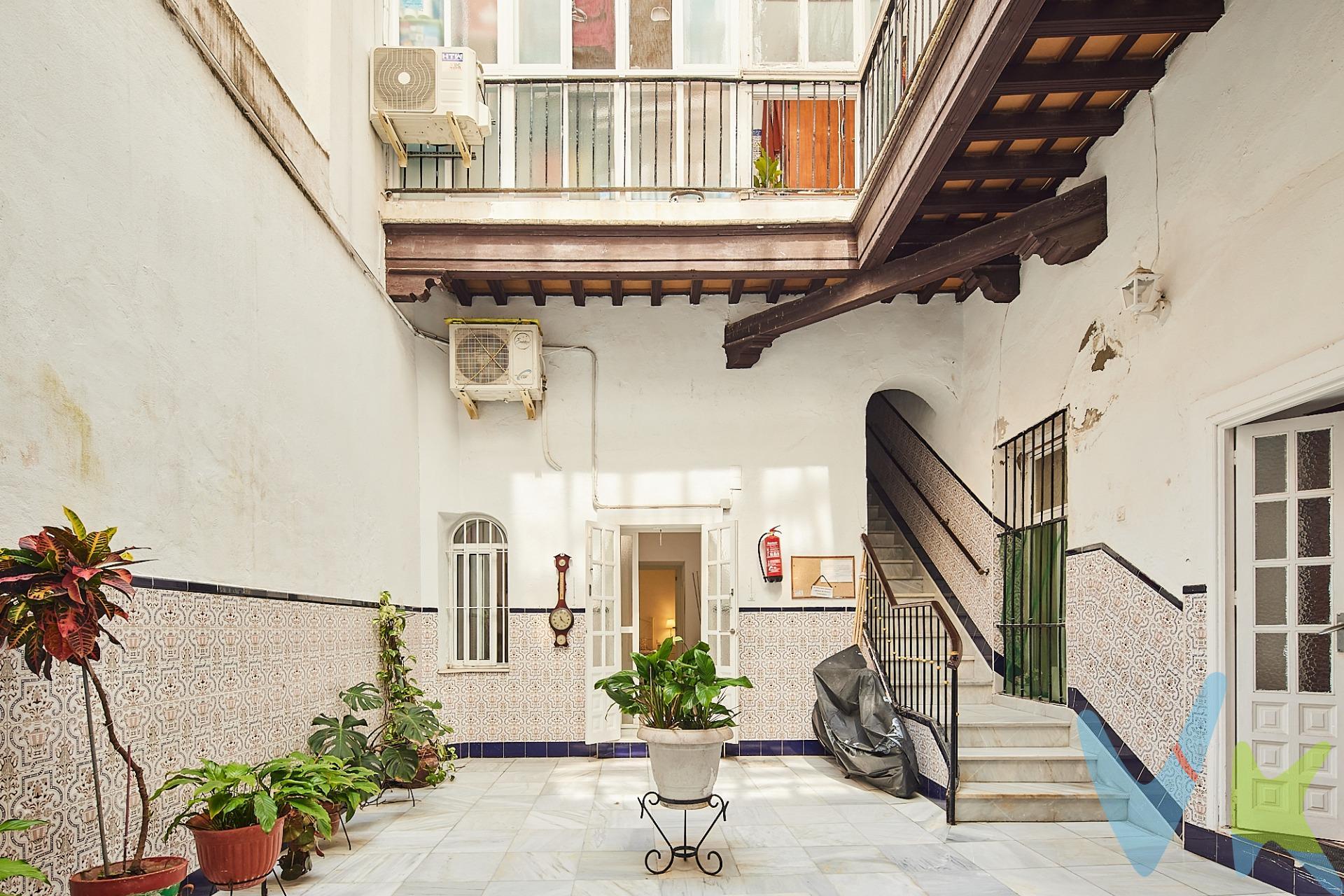 Moderna vivienda reformada completamente situada junto al mercado Central de Abastos, rodeado de tiendas y supermercados, se trata de una planta baja dando al patio principal del edificio y a un patinillo trasero de uso privado, consta de salón comedor, amplio cuarto de baño con placa de ducha y dos dormitorios. La vivienda ha sido completamente reformada. Techos de madera a la vista en salón y dormitorios y retales de piedra ostionera originales de los muros. Puertas lacadas en blanco. Tiene aire acondicionado frio/calor en el salón. Cocina amplia. Todas las ventanas con mosquiteras. Azotea comunitaria para tender la ropa. . * Gastos de compraventa no incluidos en el precio. Infórmese sin compromiso. Si le interesa esta vivienda pero necesita vender antes de comprar, le ofrecemos valoración gratuita de su propiedad y le ayudamos a encontrar un comprador. *Periodo de validez del anuncio hasta el 31 de Diciembre de 2025. 