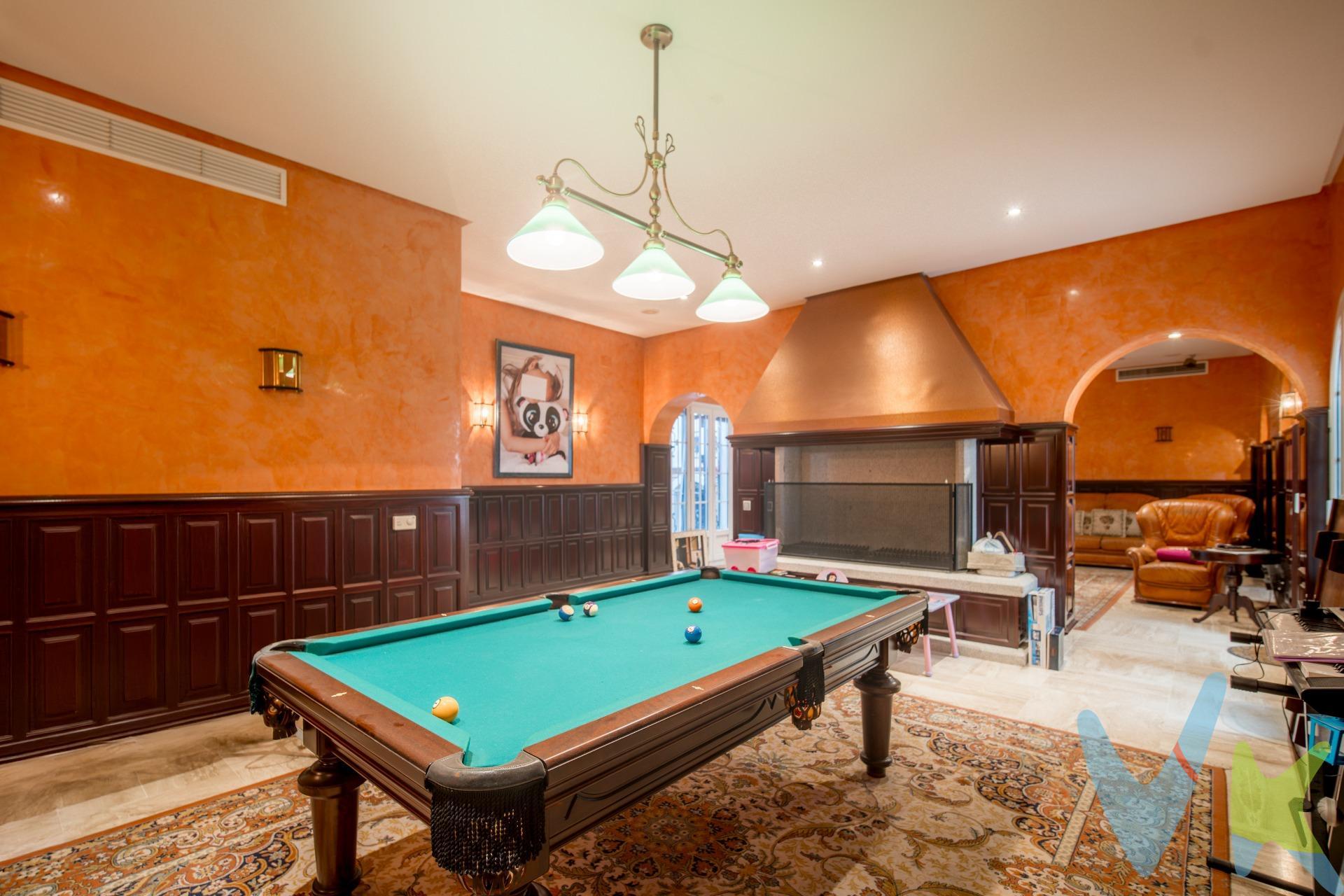 Descubre esta espectacular propiedad ubicada en la emblemática Calle Real, en pleno centro histórico de San Fernando. Con una superficie generosa de 376 m², este encantador inmueble ofrece un diseño funcional y luminoso que incluye cuatro amplios dormitorios (tres dobles y uno sencillo) y tres baños completos, siendo uno de ellos en suite. La vivienda destaca por sus techos altos que aportan amplitud al espacio; además cuenta con aire acondicionado central para su confort durante todo el año. Disfruta del sol a través de los ventanales orientados hacia la calle real y relájate en cualquiera de los tres patios privados disponibles o bien comparte momentos inolvidables entre los dos salones acogedores que se encuentran dentro del inmueble. Esta casa está equipada con cocina moderna e integral así como armarios empotrados estratégicamente ubicados para maximizar almacenamiento sin sacrificar estilo ni comodidad. El edificio posee ascensor directo a la primera planta facilitando accesibilidad total desde cualquier rincón urbano cercano: centros médicos, colegios , supermercados e incluso transporte público mediante tranvía autobuses . ¡Una oportunidad única! No pierdas tiempo visitando tu nuevo hogar ideal. . Comercializamos este inmueble en exclusiva, lo que le garantiza el acceso a toda la información y un servicio de calidad único y personalizado. En cumplimiento del Decreto de la Junta de Andalucía 218/2005 del 11 de Octubre, se informa al cliente que los gastos notariales, registrales, ITP y otros gastos inherentes a la compraventa no están incluidos en el precio.