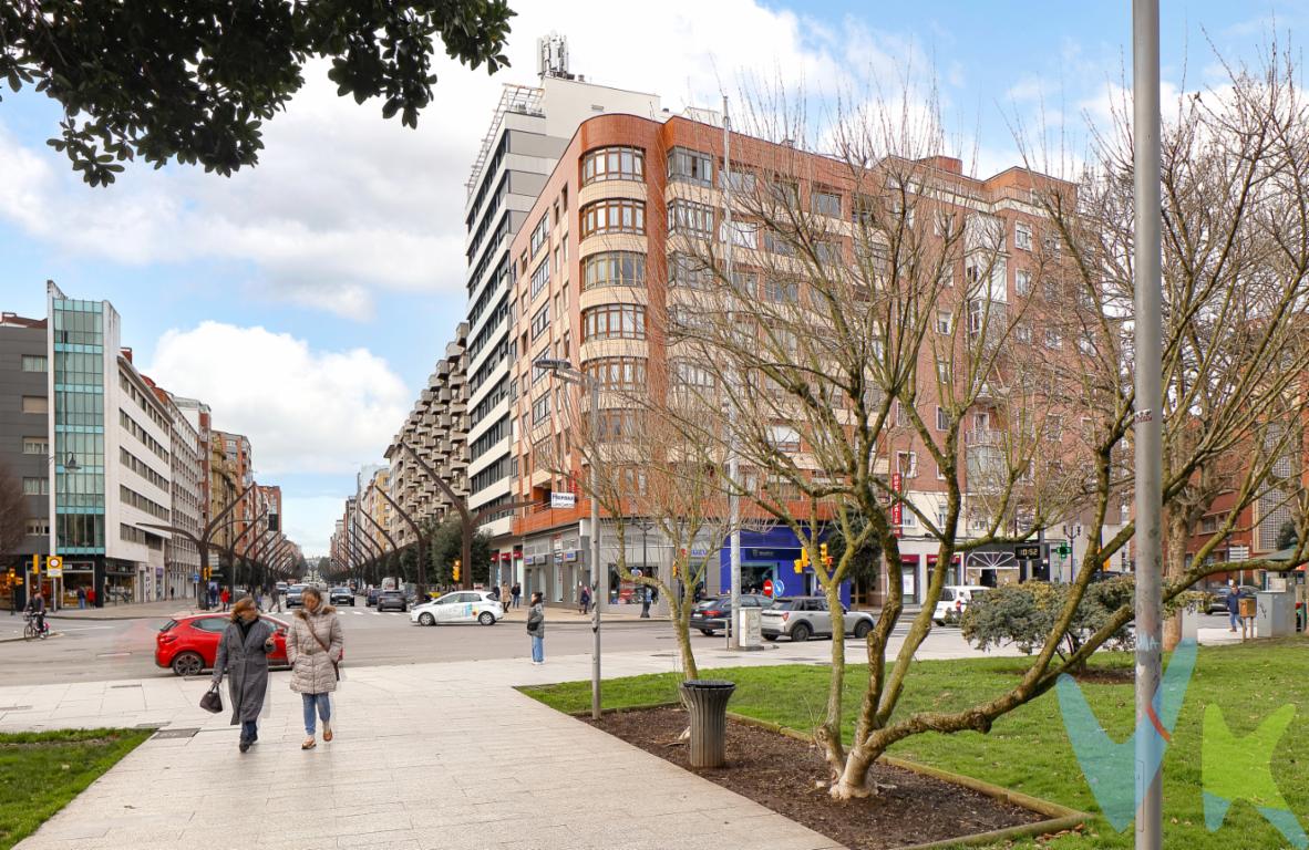  Presentamos esta magnífica oportunidad para adquirir un  Buen piso  para reformar en el centro de Gijón, ubicado a unos minutos de la Plaza Europa. Esta propiedad es perfecta para aquellos que valoran la calidad de vida que ofrece vivir o invertir en una zona céntrica, con todos los servicios y comodidades a su alcance. Dispone de  tres amplias habitaciones, Salón, Cocina y Baño con Techos altos y luminoso , ideal para personas que buscan un hogar espacioso y bien distribuido.Este piso se encuentra en la segunda planta de un edificio con ascensor, de 80 metros útiles aproximadamente  y 90,23 metros cuadrados, ofreciendo un espacio generoso y bien organizado.Al estar situado en pleno centro de Gijón, cuenta con una oferta inigualable de servicios, comercios y opciones de ocio. Además, la cercanía a estaciones de tren y autobús proporciona una excelente conexión con el resto de la ciudad y localizaciones aledañas, haciéndolo muy versátil tanto para quienes trabajan en la localidad como para los que necesitan desplazarse regularmente.El barrio es tranquilo y está dotado de múltiples servicios como supermercados, restaurantes, colegios y centros de salud, lo que garantiza una vida cómoda y con todas las facilidades al alcance de la mano.Pasear por las  calles de la zona centro es un verdadero placer, con numerosas plazas, parques y referencias culturales.La propiedad destaca no solo por sus características y ubicación, sino también por su precio competitivo dentro del mercado actual. Es una oportunidad única para aquellos que buscan un buen valor añadido y una inversión segura, con un diseño que permite adaptaciones modernas y mejoras según el gusto personal, este piso es un verdadero lienzo en blanco para crear un hogar único y a la medida de sus sueños.No deje pasar esta ocasión excepcional para visitar este piso y descubrir todo el potencial y encanto que ofrece. Estamos seguros de que al verlo en persona quedará enamorado de sus posibilidades y de la calidad de vida que puede ofrecerle. Programe una visita cuanto antes y empiece a imaginarse viviendo en este entorno privilegiado, en el corazón de Gijón.Confía en Profesionales acreditados. Disponemos de las certificaciones CRS y Realtor y todos nuestros agentes tienen la titulación AIR (Agentes inmobiliarios Registrados). Tenemos más de 30 años de experiencia en el sector. Todas las cantidades recogidas como depósito están garantizadas mediante seguro de caución.Consulta nuestras reseñas en Google y descubre por qué tantos clientes confían en nosotros.El precio NO incluye: Impuestos, gastos de Notaría, registro y honorarios de los servicios contratados por los compradores a la Agencia Inmobiliaria.A título orientativo, en segundas transmisiones, el comprador abonará el Impuesto sobre Transmisiones Patrimoniales (ITP). Para consultar los porcentajes del ITP en Asturias puede hacerlo a través de la web oficial de servicios tributarios del Principado de Asturias https://sede.tributasenasturias.es/sites/sede/default/es_ES/Que-quieres-hacer/Transmisiones-Patrimoniales-y-AJD. La base imponible será el mayor valor entre precio de compraventa, tasación o valor de referencia catastral. Gastos de notaría y registro según aranceles variables según precio, número de copias y complejidad.El comprador escoge libremente notario. El vendedor asume la plusvalía y el resto de gastos son del comprador. Si se precisa hipoteca: Tasación, condiciones y costes bancarios según entidad elegida por el comprador; así como los gastos de gestoría y cualesquiera otros inherentes a la formalización de la compraventa. De acuerdo con la ley, no se incluyen en el precio otros gastos o tributos que legalmente correspondan al comprador. Honorarios de intermediación inmobiliaria a cargo del vendedor.El consumidor tiene derecho, conforme a la normativa vigente, a disponer de información y documentación adicional relativa al inmueble y condiciones de la compraventa, accesible en la sede física de la Agencia Eurocasa Gijón, en Santa Doradía, nº 14-Bajo, en Gijón, o a través del correo electrónico info@eurocasagijon.com. La agencia actúa exclusivamente como intermediaria en la operación. Cualquier compraventa y sus condiciones quedan sujetas en todo caso a la aceptación expresa del vendedor del inmueble y a la posterior formalización del correspondiente contrato. El presente anuncio tiene carácter meramente informativo; la información suministrada se corresponde con la disponible a la fecha de publicación, pudiendo variar en función de las circunstancias o actualizaciones legales, contractuales y fiscales.
