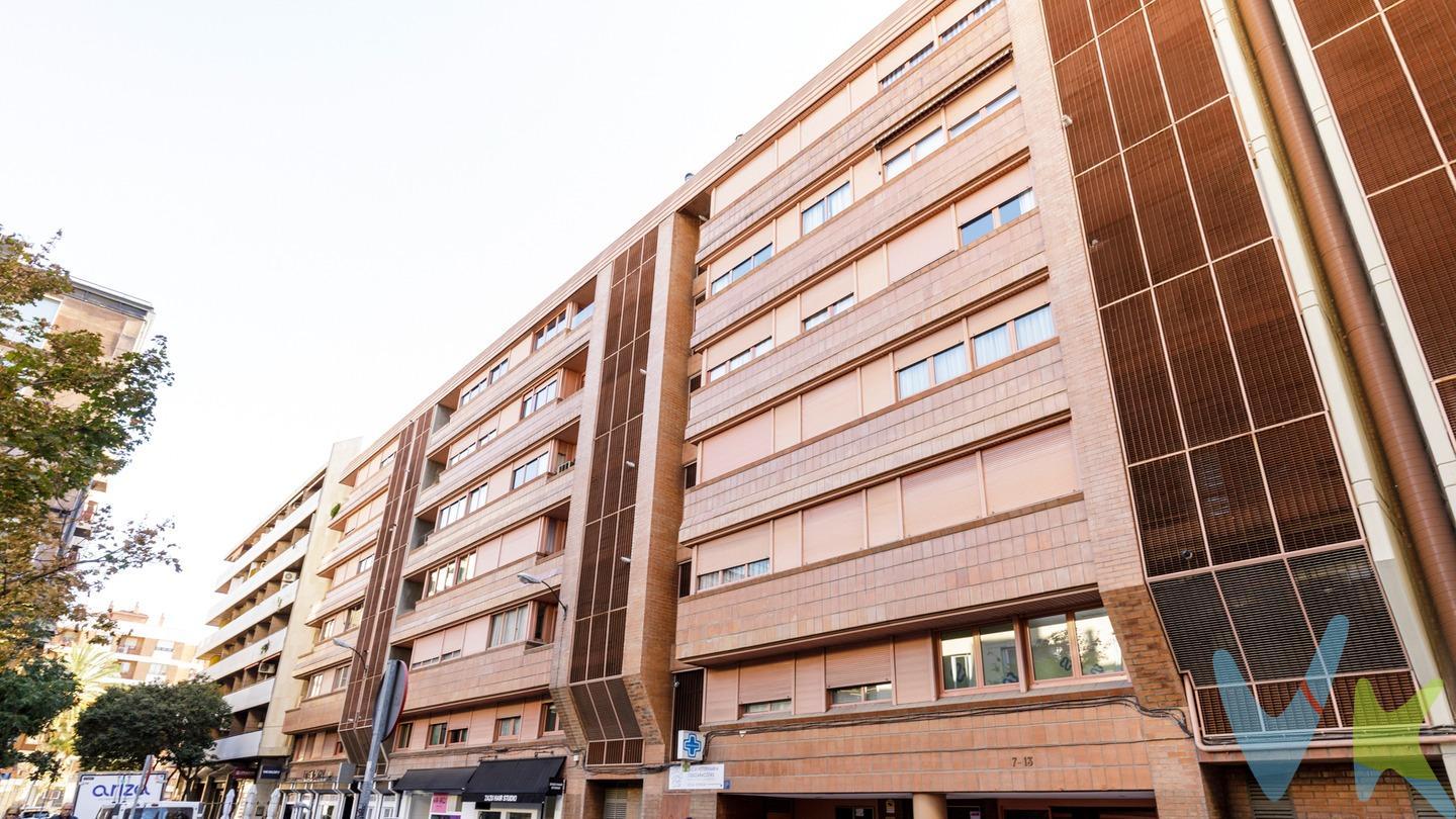 Acogedor piso en el centro de Zaragoza – Calle Doctor Cerrada. Descubre este encantador piso situado en una de las zonas más demandadas del Centro de Zaragoza, en la calle Doctor Cerrada junto a plaza Aragón y Gran Via. La vivienda esta totalmente actualizada con primeras calidades y ofrece una distribución cómoda y funcional:. Salón luminoso. Un amplio dormitorio con vestidor, perfecto para disfrutar de confort y espacio. Cocina nueva equipada. 1 baño completo de mármol. Refrigeración general con climatización mediante bomba de frío/calor. Suelos de tarima. Piscina comunitaria y jardín, ideales para relajarse y disfrutar del buen tiempo. . Garaje incluido en el precio. Ascensor nuevo. Conserje. Comunidad solo 68€/mes de apartamento, garaje. Incluye mantenimiento piscina, jardines, patios y conserje. Una oportunidad única para vivir en pleno centro, rodeado de servicios, comercios y excelentes conexiones. El precio no incluye impuestos, gastos de notaría, registro ni honorarios de intermediación. Este anuncio tiene carácter informativo y no es contractual. Puede estar sujeto a errores o modificaciones.