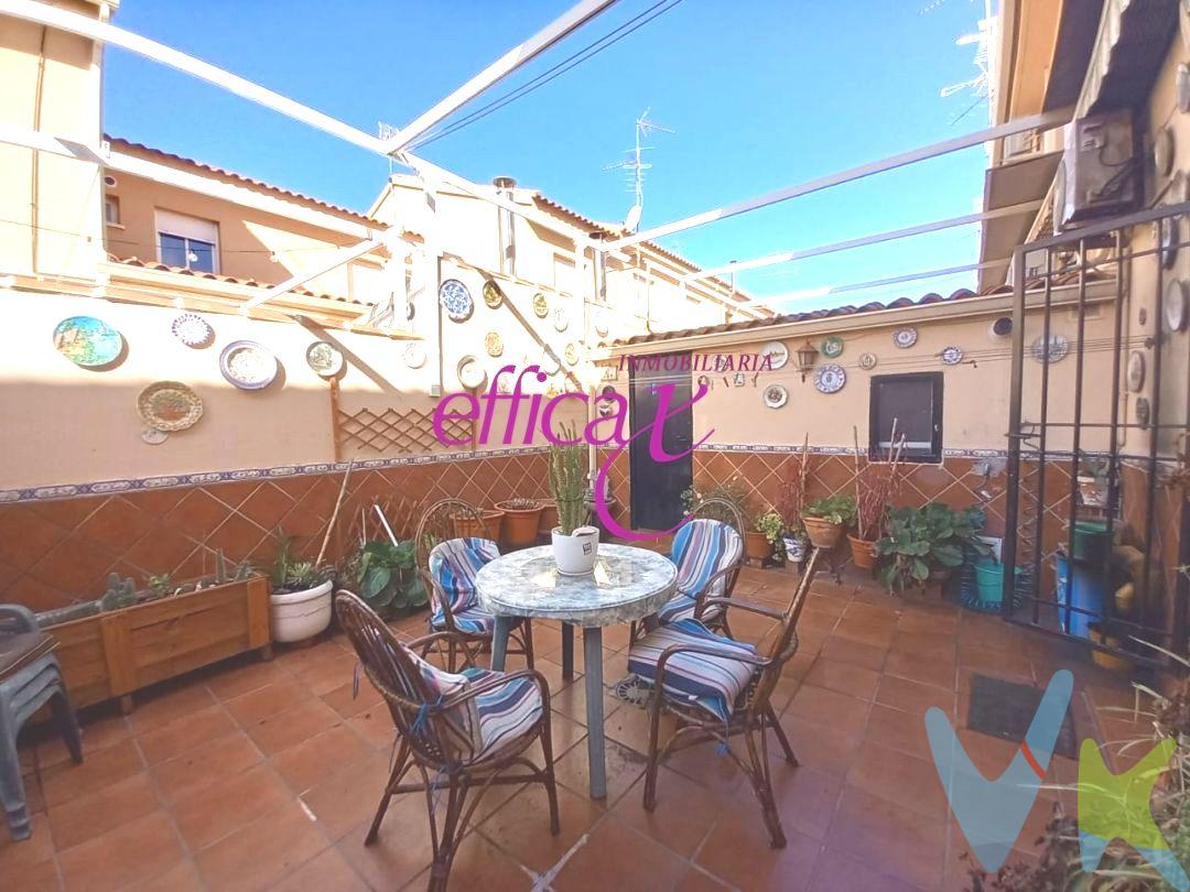 Se vende chalet adosado en Torrijos para entrar a vivir. El chalet está formado por dos plantas, en la que en la planta baja se encuentra recibidor de entrada, cocina amueblada, aseo, salón-comedor, patio trasero y garaje. En la planta alta tenemos 4 habitaciones y 1 baño.
La vivienda está ubicada al lado del Centro Médico, cerca de los supermercados, zona actualmente revalorizándose al estar construyéndose zona comercial donde se ubicarán empresas como Burger King.
En Torrijos dispones de todos los servicios diponibles, colegios, instituto, centro médico, supermercados, estación de autobuses y parada de tren hacia Madrid. Situado a tan solo 20 minutos de Toledo, 40 minutos de Talavera de la Reina y a una hora de Madrid.
La compra de este inmueble conlleva un servicio de formalización y gestión de la compraventa para el comprador, cuyo coste no esta incluido en el precio publicado.
Se le informara de todos los gastos asociados a la compraventa antes de la reserva para que usted compre con la maxima seguridad, tranquilidad y transparencia.