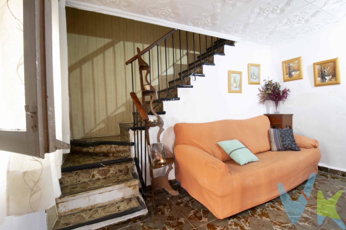 Casa adosada en venta en Torrent  junto a la Universidad CatólicaSe vende una acogedora casa adosada de dos plantas, situada en una zona privilegiada de Torrent, a pocos metros de la Universidad Católica. Una vivienda con todas las comodidades y muy bien comunicada, ideal tanto para vivir como para invertir.En la planta baja encontramos un amplio salón-comedor, cocina independiente, un baño completo y salida directa a una luminosa terraza. Desde la cocina se accede a las escaleras que comunican con la terraza, mientras que desde el salón se sube a la planta superior.La planta alta se distribuye en tres habitaciones: la principal, con balcón exterior, y dos adicionales con vistas a la terraza, todas ellas con buena entrada de luz natural.La ubicación es excelente, rodeada de supermercados, colegios, zonas verdes y todo tipo de servicios, además de contar con metro y paradas de autobús a escasos metros.Una propiedad lista para entrar a vivir, en una zona tranquila y bien comunicada, con gran potencial de rentabilidad.Por mandato expreso del propietario, comercializamos este inmueble EN EXCLUSIVA, lo que le garantiza un servicio de calidad, un trato fácil, sencillo y sin interferencias de terceros. Por este motivo, se ruega no molestar al propietario, a los ocupantes de la propiedad, a los vecinos. Muchas gracias por su comprensión.  El precio NO incluye los gastos de notaría, ni impuestos, ni gastos de registro de la propiedad, ni gastos de gestoría, ni honorarios de la inmobiliaria, ni cualquier otro gasto que no este especificado. Los datos e información contenida en este anuncio es meramente informativa, por lo que no tiene carácter contractual, pudiendo contener errores, reservándose la inmobiliaria a poder modificarla en cualquier momento. Para saber más sobre el mismo no dude en ponerse en contacto con nosotros. 