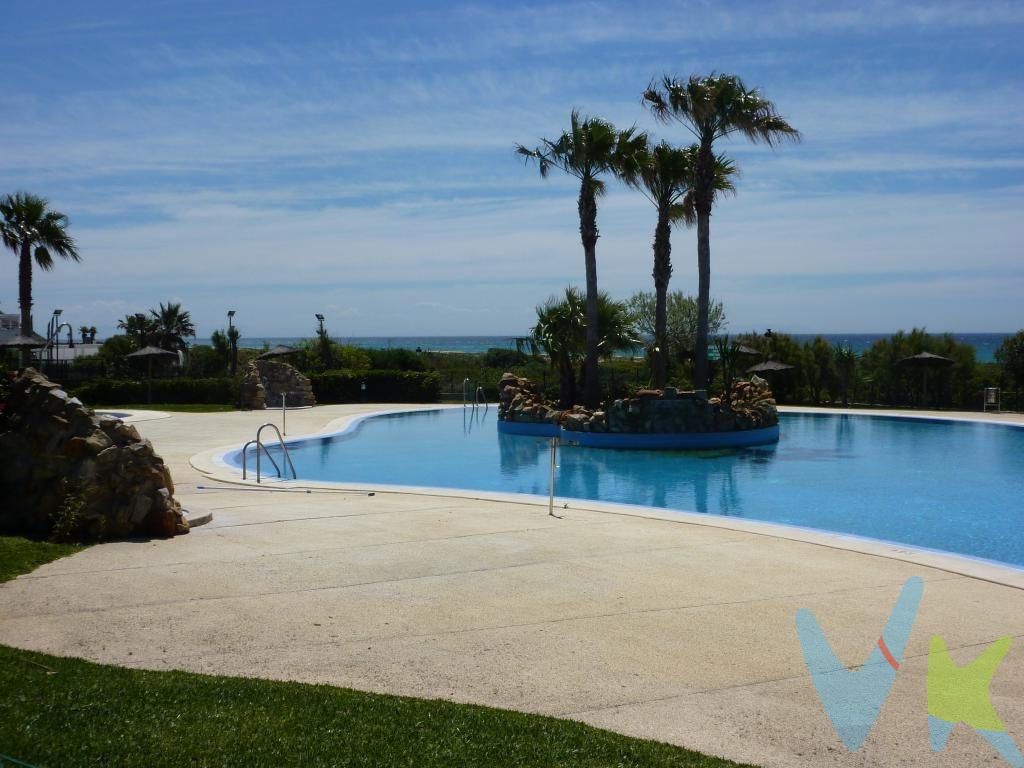 PRIMERA LÍNEA CON ACCESO DIRECTO A PLAYA. Amplio y luminoso apartamento planta segunda, con tres dormitorios y dos baños en Residencial Atlanterra Costa.  . Recibidor, cocina independiente con pasaplatos al salón, tres dormitorios con armarios empotrados,  dos baños completos (uno de ellos en suite), amplio salón, y  generosa terraza con vistas a las zonas comunes con acceso desde salón y cocina. Segunda terraza con acceso desde dormitorio. Completamente amueblado y equipado .. Aire acondicionado frío / calor centralizado en salón y dormitorios, lavavajillas, horno  .. y ASCENSOR desde planta sótano (garaje). Plaza de garaje y trastero en planta semisótano. Todo ello en Residencial con piscina comunitaria, acceso directo a la playa, pistas de paddle, zona de columpios .. y amplísimas zonas verdes. Importante indicar que cuenta con licencia de Uso Turístico (VUT), lo que permite su alquiler vacacional de forma legal. En caso de estar interesados podríamos aportar una cartera de clientes recurrentes que ya han disfrutado de este apartamento en temporadas anteriores, garantizando ingresos desde el primer día. Igualmente si desean una gestión integral podemos ofrecerla para todos los aspectos relacionados.  . Recomendamos visitar. Háganlo sin compromiso. Será un placer atenderles ..  . En cumplimiento del Decreto de la Junta de Andalucía 218/2005 del 11 de Octubre, se informa al cliente que los gastos notariales, registrales, impuestos, honorarios de la agencia y otros gastos inherentes a la compraventa no están incluidos en el precio