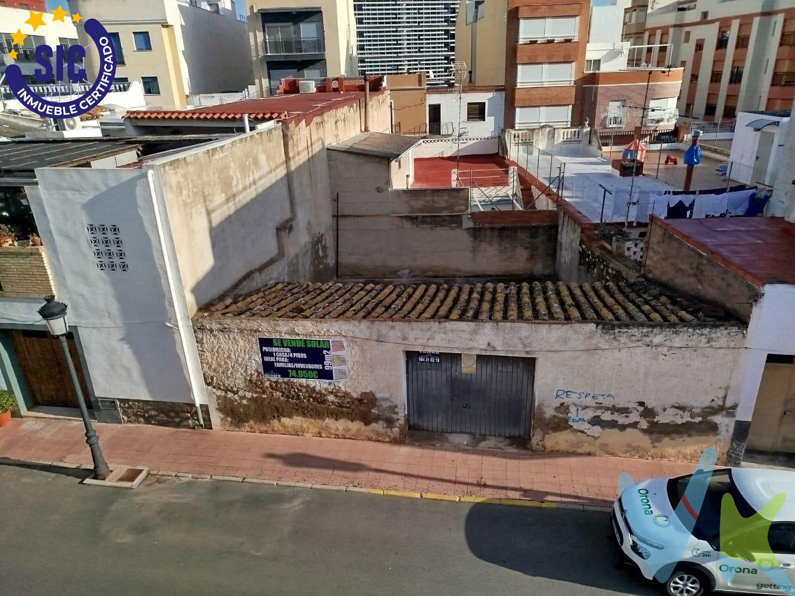 Se presenta este magnífico patio solar en el centro de Oropesa, ideal para la construcción de una vivienda o como espacio para guardar vehículos. Con una superficie total de 99 m2, incluyendo una zona techada de 39m2 y placa de vado, ofrece múltiples posibilidades. Su ubicación céntrica a pocos metros del ayuntamiento y casco antiguo lo convierte en un lugar privilegiado. No pierda la oportunidad de visitarlo y descubrir todas las ventajas que este inmueble  tiene para ofrecer. Los metros útiles son aproximados. Este inmueble es en exclusiva, con lo que le facilitamos cualquier información sobre la vivienda. Por este motivo, solicitamos no molesten al propietario, ocupantes de la propiedad o vecinos. Muchas gracias por su comprensión. Existe discrepancia entre los metros registrales y catastrales. El precio indicado puede sufrir variaciones. En todos los casos los precios expuestos son más impuestos y gastos derivados de la transmisión del inmueble.
