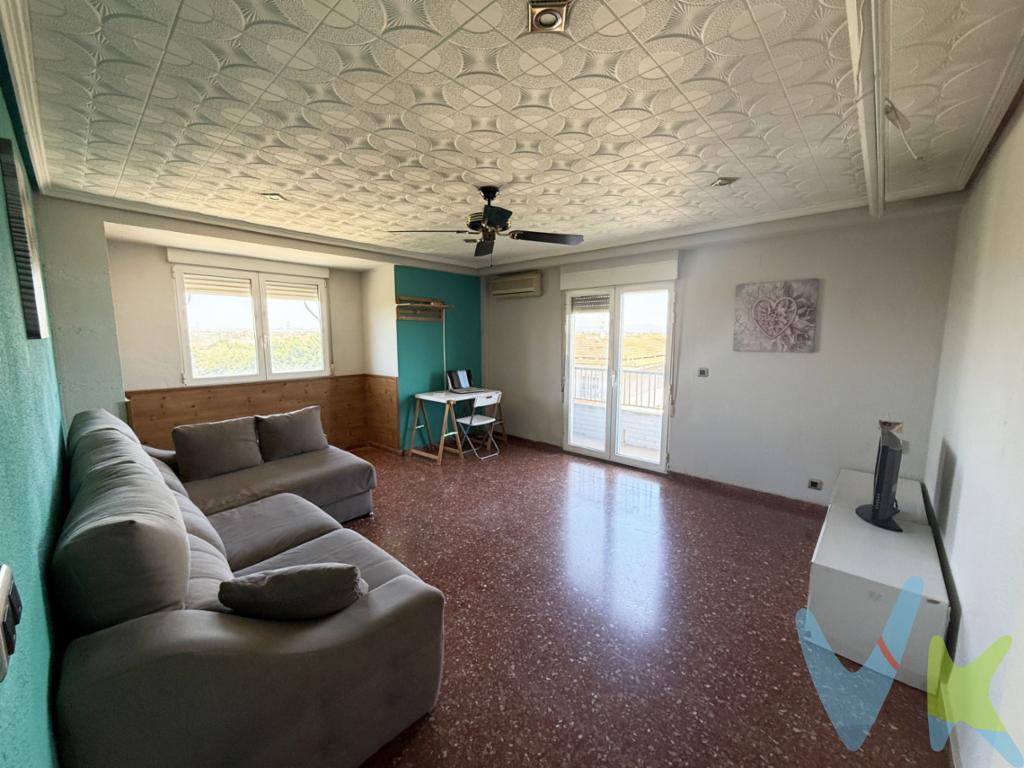 ¿Está en busca de un nuevo hogar en Massanassa? Presentamos un amplio y luminoso piso en venta que promete ofrecerle el confort y la comodidad que está buscando. Este piso combina a la perfección tranquilidad y accesibilidad gracias a su ubicación.Este atractivo inmueble se encuentra en la quinta planta de un edificio con ascensor, construido en el año 1980, que combina la solidez de los materiales de su época con las ventajas de la modernidad. Con un total de 108.94 metros cuadrados construidos y 81,90 metros cuadrados útiles, el espacio está distribuyendo de manera eficiente y funcional para maximizar cada rincón del hogar.E1l piso es completamente exterior a 2 calles. Se distribuye de la siguiente forma:Salón-comedor esquinero con salida a balcón.Amplia cocina independiente con salida a balcón/galería, situada junto al salón-comedor. La galería se encuentra acristalada mediante ventanales de aluminio.3 habitaciones, cada una brindando suficiente espacio para crear un ambiente acogedor y personal acorde a sus necesidades. Estas estancias podrían ser adaptadas como dormitorios, espacios de trabajo, o incluso un área de juegos para los más pequeños, permitiendo flexibilidad y versatilidad en su uso.2 bañosLa habitación principal cuanta con un pequeño baño en suite y salida a un balcón.La vivienda cuenta con la mejora del cambio de las ventanas por ventanas de aluminio climalit oscilobatientes.La localización del inmueble es inmejorable. La proximidad a paradas de autobús hace de este piso una opción ideal para quienes necesiten transportarse sin complicaciones. Además, alrededor del barrio existe una amplia gama de servicios, como supermercados, tiendas, centros educativos y deportivos, garantizando que todo lo que necesita esté al alcance de la mano.Si está buscando una propiedad que combine espacio, funcionalidad y ubicación estratégica, este piso en Massanassa es la oportunidad que no debe dejar pasar.No pierda la oportunidad de convertirse en el próximo propietario de este magnífico piso. Le invitamos a conocer cada rincón de este agradable hogar y experimentar en persona las ventajas que ofrece. No dude en contactar para concertar una visita o solicitar más información. Estamos seguros de que una vez que vea el piso, quedará convencido de que es la elección perfecta para usted y su familia. Esperamos verle pronto para mostrarle este atractivo espacio de vida.------Agencia Registrada con el Nº 2960 en el Registro Obligatorio de Agentes Inmobiliarios de la Comunitat Valenciana, según el DECRETO 98/2022, de 29 de julio, del Consell, por el que se regula el Registro de Agentes de Intermediación Inmobiliaria de la Comunitat Valenciana.    La documentación del inmueble ha sido revisada y estimamos que reúne todos los requisitos necesarios para ser comercializado.    El precio del inmueble no incluye los honorarios de la agencia que ascienden a un 4% + IVA, ni los gastos de notaría y registro de la propiedad (que están sujetos a aranceles y varían dependiendo del precio de escrituración), ni los impuestos (que en la Comunitat Valenciana varían dependiendo del precio del inmueble y de las características personales del comprador). Si tramita la inscripción una gestoría, deberá abonar sus honorarios más iva ( en este caso suele oscilar entre los 250EUR y los 400EUR + iva). Las medidas aquí expuestas han sido obtenidas del Catastro.    El anuncio no es vinculante, puede contener errores.    ¿Tienes alguna duda? Consúltanos.    ***    Los vendedores han confiado en este equipo para gestionar la venta del inmueble de forma exclusiva. Como no puede ser de otra forma, garantizamos un servicio de calidad, actuando en todo momento de forma transparente, ética y profesional. Así pues, se ruega la no interferencia de terceros, y sobre todo, no molestar a los propietarios, a los ocupantes del inmueble o a los vecinos. Muchas gracias por tu comprensión. 
