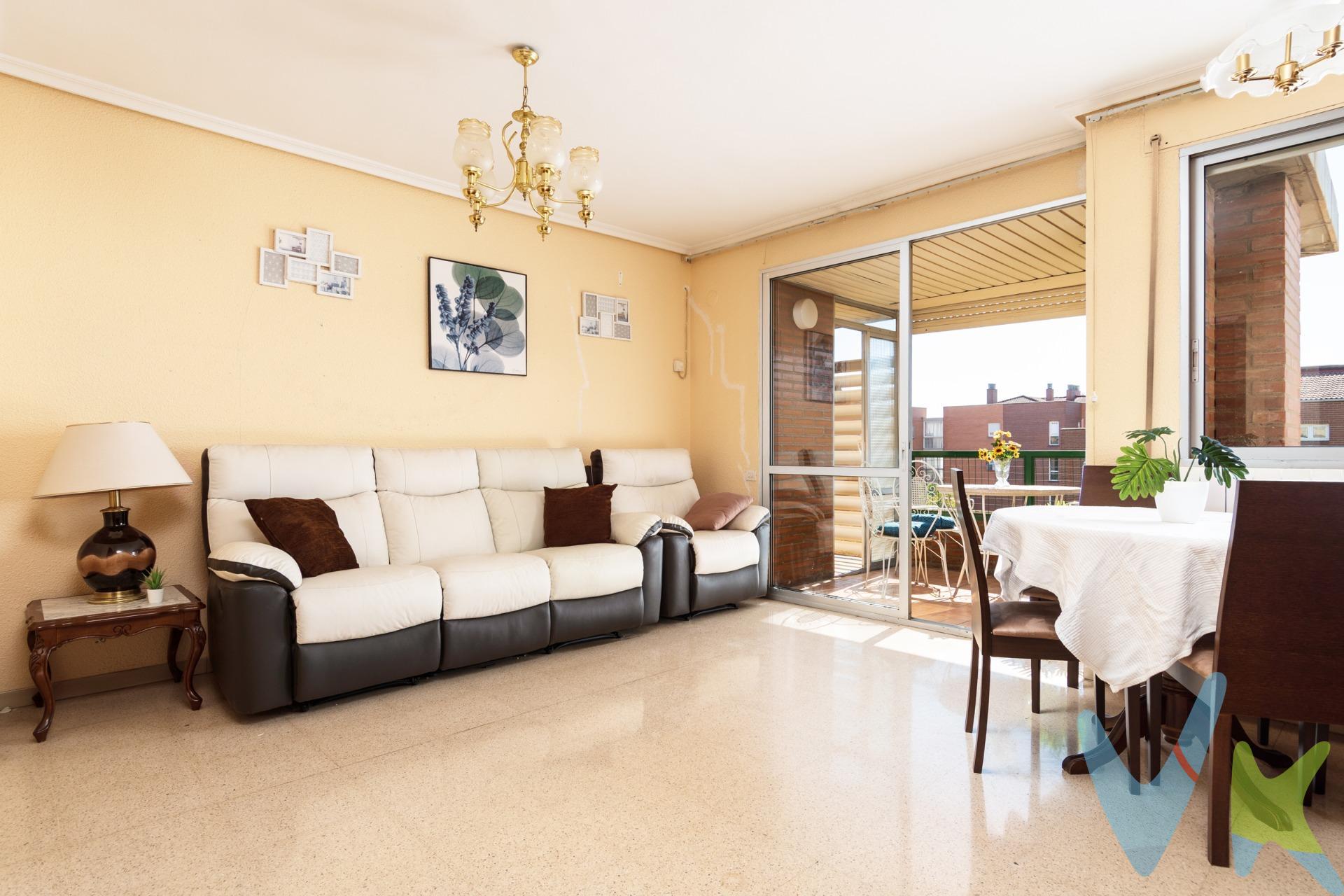 Piso en Actur, junto al tranvia, de 3 dormitorios terraza y garaje. En la plaza ortilla encontramos esta vivienda con un amplio  salón muy soleado y acceso a una bonita terraza exterior  cuadrada de 13 m2 con orientación sur. Junto al salón, se ubica la cocina con una bancada y espacio para poner una mesa,  también tiene acceso a una galería. Dispone de 3 dormitorios, 2 dobles (13 m2 y 10 m2) y uno simple (9 m2). Baño completo con bañera. Armario empotrado (o despensa)  en el recibidor. Calefacción individual a gas. Ventanas de aluminio. Suelos de terrazo. Vivienda muy luminosa debido a su parte exterior orientada al sur. La finca cuenta con ascensor. Incluye plaza de garaje para coche grande y moto, a la cual se accede mediante unas escaleras que hay en el exterior de la finca. Gastos de comunidad 62€/mes de piso y garaje . Zona muy tranquila, con pequeño comercio alrededor, colegios, zonas verdes y a escasos metros del centro comercial Gran casa. *El precio indicado no incluye impuestos, gastos de notaría, registro y honorarios de intermediación.