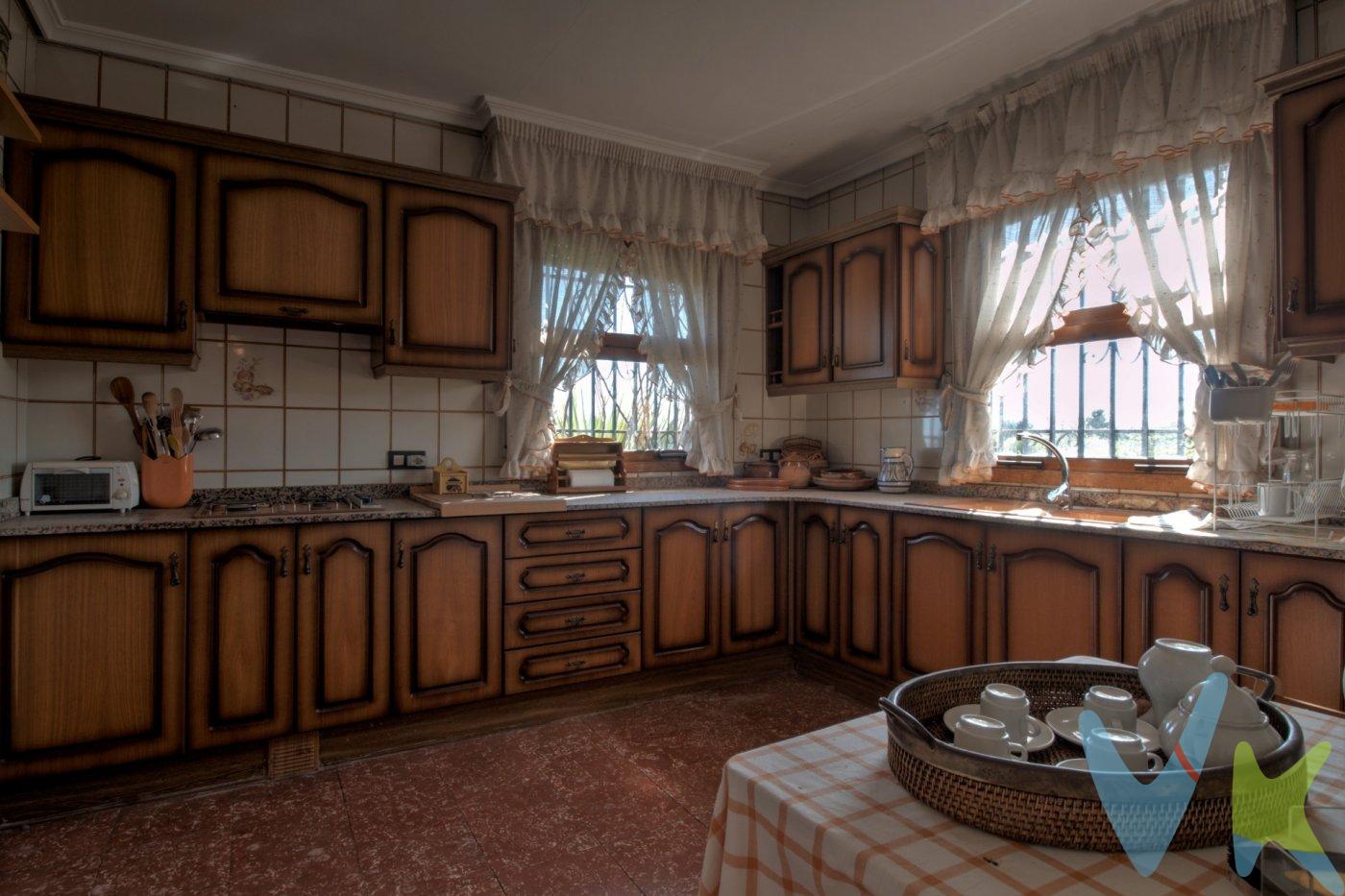 Maset con una antigüedad que data de 1.980 rodeado de una finca de naranjos en explotación con una superficie de 5.000 m2.  En muy buen estado de conservación y totalmente exterior, al tratarse de una edificación exenta distribuida en dos plantas.  La planta superior consta de tres dormitorios dobles, un baño completo con plato de ducha, cocina y gran salón comedor, desde el que se accede a una terraza descubierta con vistas despejadas sobre la finca de naranjos.  En la planta inferior se encuentra un segundo baño, también con plato de ducha, la bodega, un estudio-taller y el lavadero.  La cocina es independiente, muy luminosa gracias a su doble orientación, y se encuentra equipada con todos los electrodomésticos.  El exterior de la planta baja consiste en un amplio espacio diáfano porticado y comunica con el patio de la fachada posterior, donde se encuentra el pozo y la barbacoa, junto a un cuarto donde se almacena la leña y los aperos de labranza.  En un tranquilo entorno natural y al mismo tiempo bien comunicado con el centro urbano, del que dista cuatro kilómetros. (*) Cláusula de Transparencia y Desglose de Gastos. En cumplimiento de las obligaciones de información previstas en la Ley 10/2025, de 28 de diciembre, de servicios de atención a la clientela y transparencia, así como en la normativa sectorial vigente, se hace constar que el precio indicado no incluye los gastos e impuestos inherentes a la adquisición, los cuales se desglosan a continuación:. - Impuesto sobre Transmisiones Patrimoniales (ITP): Se aplicará el tipo impositivo vigente en la Comunidad Valenciana, generalmente el 10%, sin perjuicio de tipos reducidos aplicables según las circunstancias personales del comprador o las características del inmueble. El impuesto se devenga sobre el Valor de Referencia Catastral o el precio de venta, aquel que resulte superior. Para una información exhaustiva sobre el funcionamiento, tipos impositivos y bonificaciones del ITP, puede consultar el portal oficial de la Agencia Tributaria autonómica en el siguiente enlace: www.atv.gva.es/es/itpajd. - Gastos de Notaría: Los honorarios notariales se calcularán conforme al arancel oficial regulado en el Anexo I, del Real Decreto 1426/1989, de 17 de noviembre, por el que se aprueba el arancel Notarial. - Gastos de Registro: La inscripción en el Registro de la Propiedad se facturará según el arancel oficial establecido en el Anexo I, del Real Decreto 1427/1989, de 17 de noviembre, por el que se aprueba el arancel de los Registradores de la Propiedad. - Gastos de Gestión: Los honorarios por la tramitación administrativa, liquidación de impuestos e inscripción registral, en el supuesto de ser a cargo de la agencia inmobiliaria, ascienden a 302,50 € (IVA incluido). - Honorarios Agencia del Vendedor: incluidos en el precio publicado. - Honorarios Agencia del Comprador: Se informa que eventualmente podrían existir honorarios profesionales a cargo del adquirente, en aquellos casos en que se hubieran contratado previamente los servicios específicos del encargo de compra y en ningún caso estarán vinculados al precio.