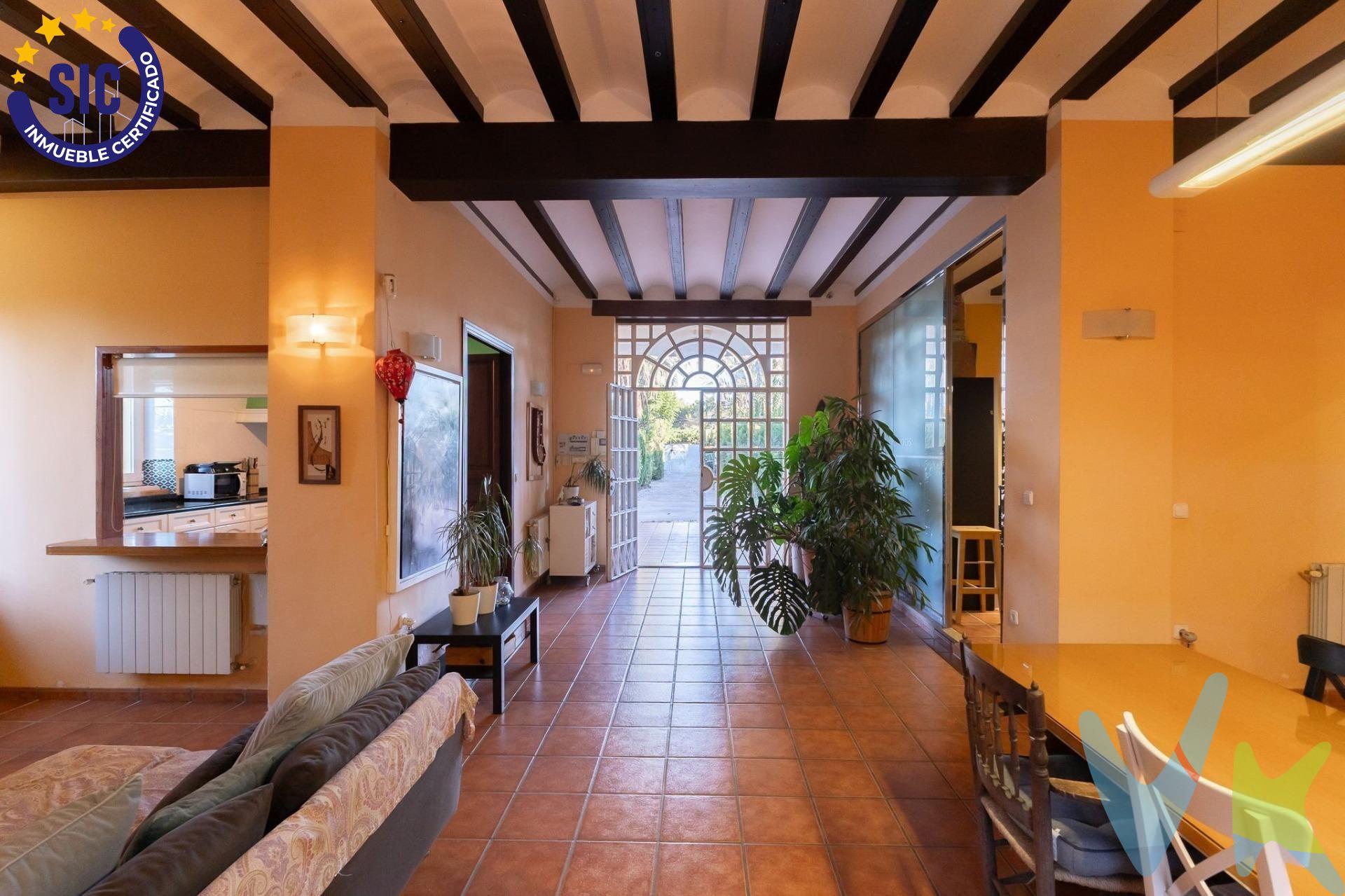 Si estás buscando un hogar rodeado de naturaleza, con amplios espacios y todas las comodidades, este impresionante chalet es tu opción ideal. Con 580 m² construidos sobre una vasta parcela de 23.800 m², esta propiedad única ofrece el equilibrio perfecto entre confort y conexión con el entorno natural. Características principales de la vivienda:. 3 TERRAZAS . PISCINA Y SAUNA. POZO PROPIO. GRAN PATIO INTERIOR Y EXTERIOR. 2 CHIMENEAS . 4 amplias habitaciones, llenas de luz natural y espacio. GARAJE Y TRASTERO. Cocina semi conectada al salón, ideal para quienes buscan comodidad y un espacio abierto para compartir. 2 baños , diseñados para ofrecer funcionalidad y estilo. BUENAS VISTAS y RODEADO DE NATURALEZA. Con naranjos ecológicos en producción. UBICACIÓN: . -5 MINUTOS ANDANDO: PISCINA MUNICIPAL, INSTITUTO Y POLIDEPORTIVO. -5 MINUTOS EN COCHE: ESTACIÓN DE TREN , EL MAGATZEM DE RIBERA . -10 MINUTOS ANDANDO: CENTRO COMERCIAL, CON TODO TIPO DE TIENDAS Y SERVICIOS COMO SUPERMERCADO. -20 MINUTOS EN COCHE: LA PLAYA DE TAVERNES. -30 MINUTOS DE VALENCIA. La parcela:. Esta propiedad no solo es un hogar, sino también una finca en producción de naranjas ecológicas, con un sistema de riego por goteo eficiente que garantiza la sostenibilidad de los cultivos. La parcela está doblemente vallada para mayor seguridad y cuenta con un pozo de agua propio, lo que te da una independencia adicional y un suministro de agua sostenible. Un espacio lleno de luz y naturaleza:. Cada rincón de este chalet ha sido diseñado para aprovechar al máximo la luz natural que inunda cada estancia, creando un ambiente cálido y acogedor. Rodeado de naturaleza, disfrutarás de una privacidad inigualable y la tranquilidad que solo una finca de estas características puede ofrecer. Este chalet ofrece mucho más que metros cuadrados: es un estilo de vida. Con sus amplias áreas de recreo, la producción ecológica de naranjas y todos los extras de lujo como la sauna y piscina, vivir aquí significa disfrutar de una calidad de vida superior. Si buscas un hogar que te ofrezca comodidad, privacidad y conexión con la naturaleza, no dejes pasar esta oportunidad. VENTA:. PVP 550.000€.  Gastos e impuestos no incluidos en el precio. La compra conlleva impuestos y gastos de formalización para el comprador. A título orientativo se informa que en segundas transmisiones el  ITP  con carácter general en  Valencia  es del 9%, pudiendo existir otros tipos impositivos atendiendo a  las circunstancias  personales del comprador u otras circunstancias previstas legalmente. Base imponible del impuesto el mayor valor entre el precio de compraventa, la tasación o el valor de referencia catastral. En cuanto a los gastos de  notaría y registro, en su caso,  suelen oscilar aprox; entre 1,5% y 2,5% (aranceles variables según precio, n.º de copias y complejidad). El comprador elige notario. Si el comprador precisase de  hipoteca: tasación, condiciones y costes bancarios serán según entidad elegida por el comprador, así como los gastos de gestoría, y cualesquiera otros gastos inherentes a la formalización de la compraventa que legalmente correspondan a la parte compradora, salvo pacto expreso en contrario con el vendedor. El consumidor tiene,  conforme a la normativa vigente, a su disposición información y documentación adicional relativa al inmueble y condiciones de la compraventa, que podrá ser consultada en C/Joaquín Costa 4, bajo 46005 Valencia o urbe2@remax.es. Honorarios de mediación inmobiliaria a cargo del  COMPRADOR: (3% del precio final de venta más IVA (21%), salvo otro pacto.); y  de VENDEDOR (según acuerdo con el mismo). . Se informa al consumidor que la agencia actúa como intermediaria inmobiliaria en la operación, estando cualquier eventual compraventa y sus condiciones sujeta a la aceptación expresa del propietario-vendedor y a la posterior formalización del correspondiente contrato.