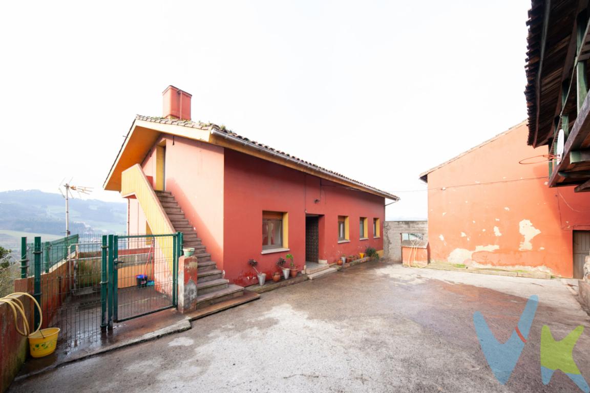 Ponemos a la venta esta Quintana , típica  casa  Asturiana  , con casa y varias construcciones  situada en el barrio de Albandi,  Otero, Carrió concejo de Carreño .Esta muy cerca de las playas de Candas y Luanco .La casa principal con unas vistas espectaculares . Una gran cocina ideal para reuniones familiares. Cinco habitaciones.  Y un baño con ventana.En la zona de bajo cubierta tiene un trastero , de las mismas dimensiones que la casa.Y en la planta de sótano un espacio , polivalente. Lavadero .Cuadra de piedra con pajar y un tendejón, que se puede rehabilitar y hacerlo vivienda.Finca de 6.000.- metros cuadrados, que también es EDIFICABLE .Orientada al Valle de Carrió orientación Sur.La finca esta cerrada.No dudes en visitarla , una buena ocasión para cumplir tus sueños. En la casa hay un horreo , este inmueble NO ESTA INCLUDO EN LA VENTA , será retirado por la propiedad , para su traslado a otra finca. El precio NO incluye: Impuestos, gastos de Notaría, registro y honorarios de los servicios contratados por los compradores a la Agencia Inmobiliaria.A título orientativo, en segundas transmisiones, el comprador abonará el Impuesto sobre Transmisiones Patrimoniales (ITP). Para consultar los porcentajes del ITP en Asturias puede hacerlo a través de la web oficial de servicios tributarios del Principado de Asturias https://sede.tributasenasturias.es/sites/sede/default/es_ES/Que-quieres-hacer/Transmisiones-Patrimoniales-y-AJD. La base imponible será el mayor valor entre precio de compraventa, tasación o valor de referencia catastral. Gastos de notaría y registro según aranceles variables según precio, número de copias y complejidad.El comprador escoge libremente notario. El vendedor asume la plusvalía y el resto de gastos son del comprador. Si se precisa hipoteca: Tasación, condiciones y costes bancarios según entidad elegida por el comprador; así como los gastos de gestoría y cualesquiera otros inherentes a la formalización de la compraventa. De acuerdo con la ley, no se incluyen en el precio otros gastos o tributos que legalmente correspondan al comprador. Honorarios de intermediación inmobiliaria a cargo del vendedor.El consumidor tiene derecho, conforme a la normativa vigente, a disponer de información y documentación adicional relativa al inmueble y condiciones de la compraventa, accesible en la sede física de la Agencia Las Torres, Gijón, en Calle Severo Ochoa N.º 54 -Bajo, en Gijón, o a través del correo electrónico: agencialastorres@gmail.com. La agencia actúa exclusivamente como intermediaria en la operación. Cualquier compraventa y sus condiciones quedan sujetas en todo caso a la aceptación expresa del vendedor del inmueble y a la posterior formalización del correspondiente contrato. El presente anuncio tiene carácter meramente informativo; la información suministrada se corresponde con la disponible a la fecha de publicación, pudiendo variar en función de las circunstancias o actualizaciones legales, contractuales y fiscales. 