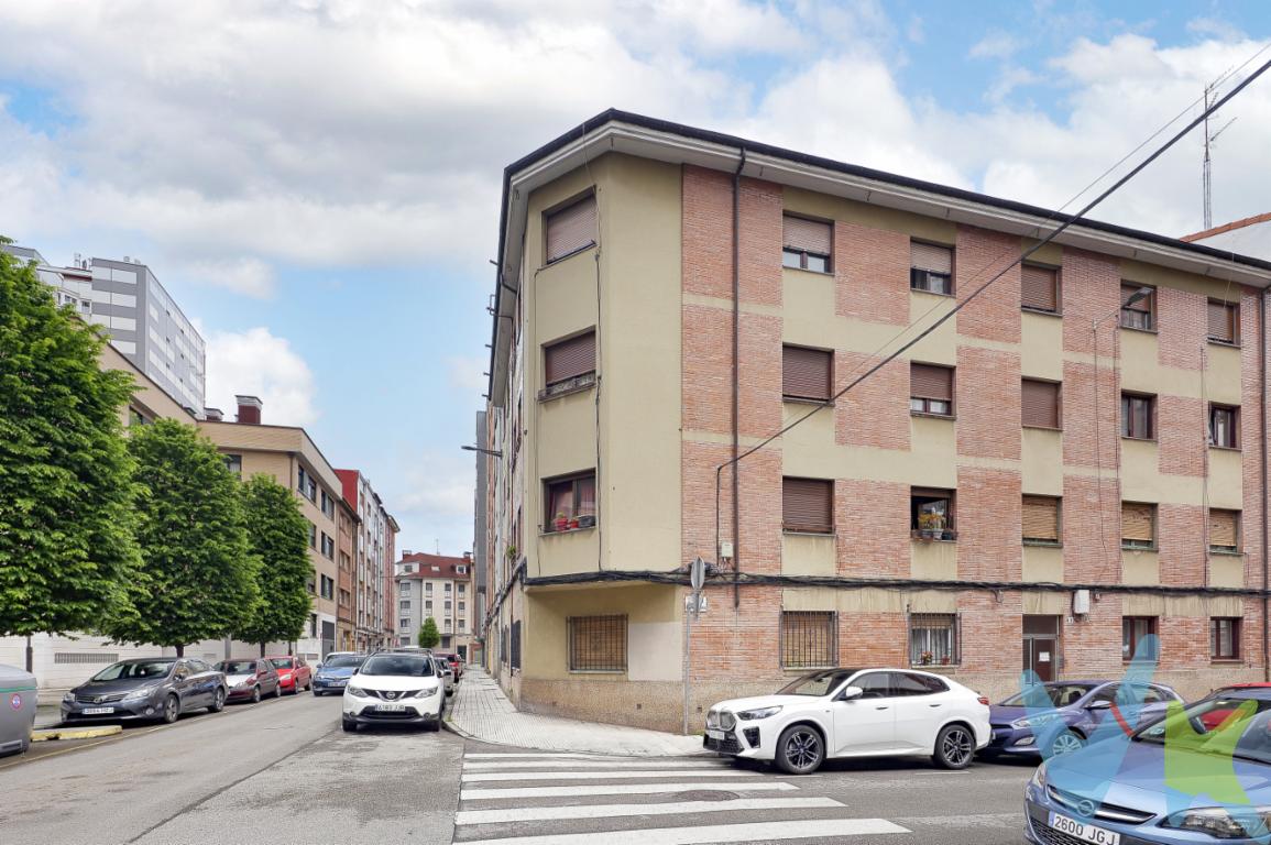 Ponemos a la venta en el Natahoyo piso en esquina, de 2 dormitorios, salón, cocina amplia con despensa, 2 armarios empotrados, baño con ventana, piso Soleado y Luminoso, suelos de parquet, ventana cambiadas Aluminio Climalit, portería bien, calefacción individual por acumuladores térmicos, buena distribución, y muy bien aprovechado, piso todo exterior a 2 calles, poca comunidad, zona tranquila con todos los servicios, al lado del Paseo Naval Azul, y caminando a 5 minutos de la playa de Poniente. Dispone también de Trastero. Ideal 2ª vivienda por sus pocos gastos, o como inversión. Para más info o concertar visita, solo por TLF. 