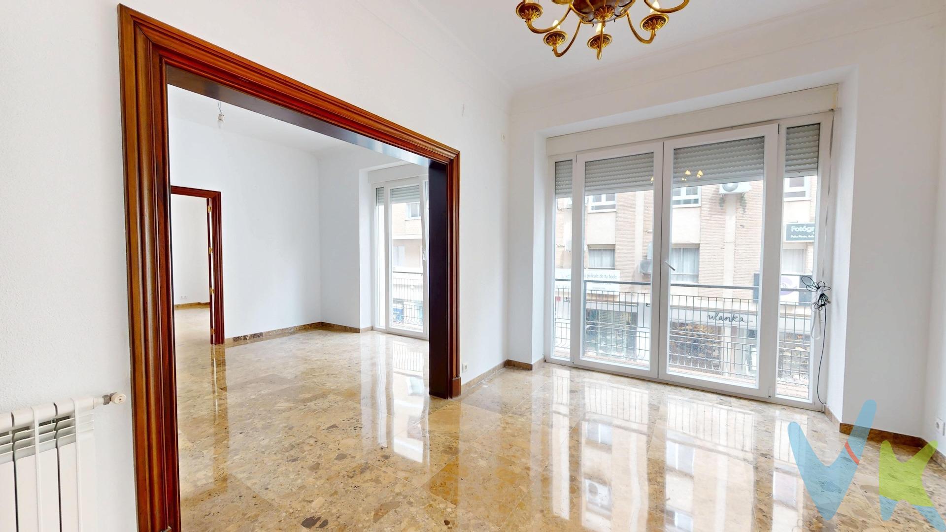 Descubre este espectacular piso ubicado en pleno centro de Córdoba, ideal para aquellos que buscan la combinación perfecta entre confort y ubicación. Con una generosa superficie construida de 174.25 m² y útil de 155 m², esta propiedad se encuentra semireformada, ofreciendo un espacio acogedor donde podrás personalizar cada rincón a tu gusto. La vivienda cuenta con tres amplias habitaciones dobles que garantizan comodidad para toda la familia o como oficina si lo prefieres, además dispone de dos baños completos más un aseo adicional. La orientación noroeste permite disfrutar del sol durante las tardes mientras te relajas en su maravillosa terraza privada; ¡el lugar perfecto para desconectar! Entre los extras destacados encontrarás puerta blindada por seguridad total y cercanía a diversas paradas de autobús que facilitan tus desplazamientos diarios. Ubicado cerca de centros comerciales  y colegios reconocidos, tendrás todo al alcance: tiendas exclusivas, restaurantes deliciosos e instalaciones educativas destacadas sin necesidad del automóvil. No pierdas la oportunidad única vivir aquí; . En cumplimiento de las obligaciones de información previstas en la Ley 10/2025, de 28 de diciembre, de servicios de atención a la clientela y transparencia, así como en la normativa sectorial vigente, el precio indicado no incluye los gastos e impuestos inherentes a la adquisición, los cuales se desglosan estimados o con posibilidad de calcularlos a continuación; los gastos más ajustados serán dados en el D.I.A. en la visita a inmuebles, o antes. *Gastos de Notaría: La Minuta se calculará según al arancel notarial oficial: Anexo I, del Real Decreto 1426/1989, de 17 de noviembre. Enlace: https://notariared.com/calculadora-gastos-compra-vivienda/. *Gastos de Registro de la Propiedad: La inscripción se facturará según el arancel oficial: ANEXO I, del Real Decreto 1427/1989, de 17 de noviembre. Igual enlace anterior. *Gastos de Gestión (Gestoría): Los honorarios por la tramitación administrativa, liquidación de impuestos e inscripción registral ascienden de forma estimativa a [363 € aprox.] (IVA incluido), aunque depende de cada caso, y su dificultad. *Honorarios Agencia del Vendedor: incluidos en el PVP. *Honorarios Agencia del comprador: La agencia prestará los servicios de información, asesoramiento y acompañamiento previstos en el Encargo de Servicios y en el D.I.A. Si solicita servicios adicionales o personalizados, sus honorarios serán informados previamente, de forma individualizada y por escrito, conforme a la libertad de pactos y a la normativa vigente. *Si necesita Financiación, su banco le informará. *Impuesto sobre Transmisiones Patrimoniales (ITP): Se aplicará el tipo impositivo vigente en Andalucía (generalmente el 7%, sin perjuicio de tipos reducidos del 6%. 3,5%, etc, aplicables según las circunstancias personales del comprador o las características del inmueble). El impuesto se devenga sobre el superior entre: 1.- Valor de Referencia de Catastro; y 2.- Precio de venta. Puede calcular su situación personal en el portal oficial de la A.T. de Andalucía. enlace: https://www.juntadeandalucia.es/organismos/economiahaciendayfondoseuropeos/areas/tributos-juego/tributos/paginas/impuesto