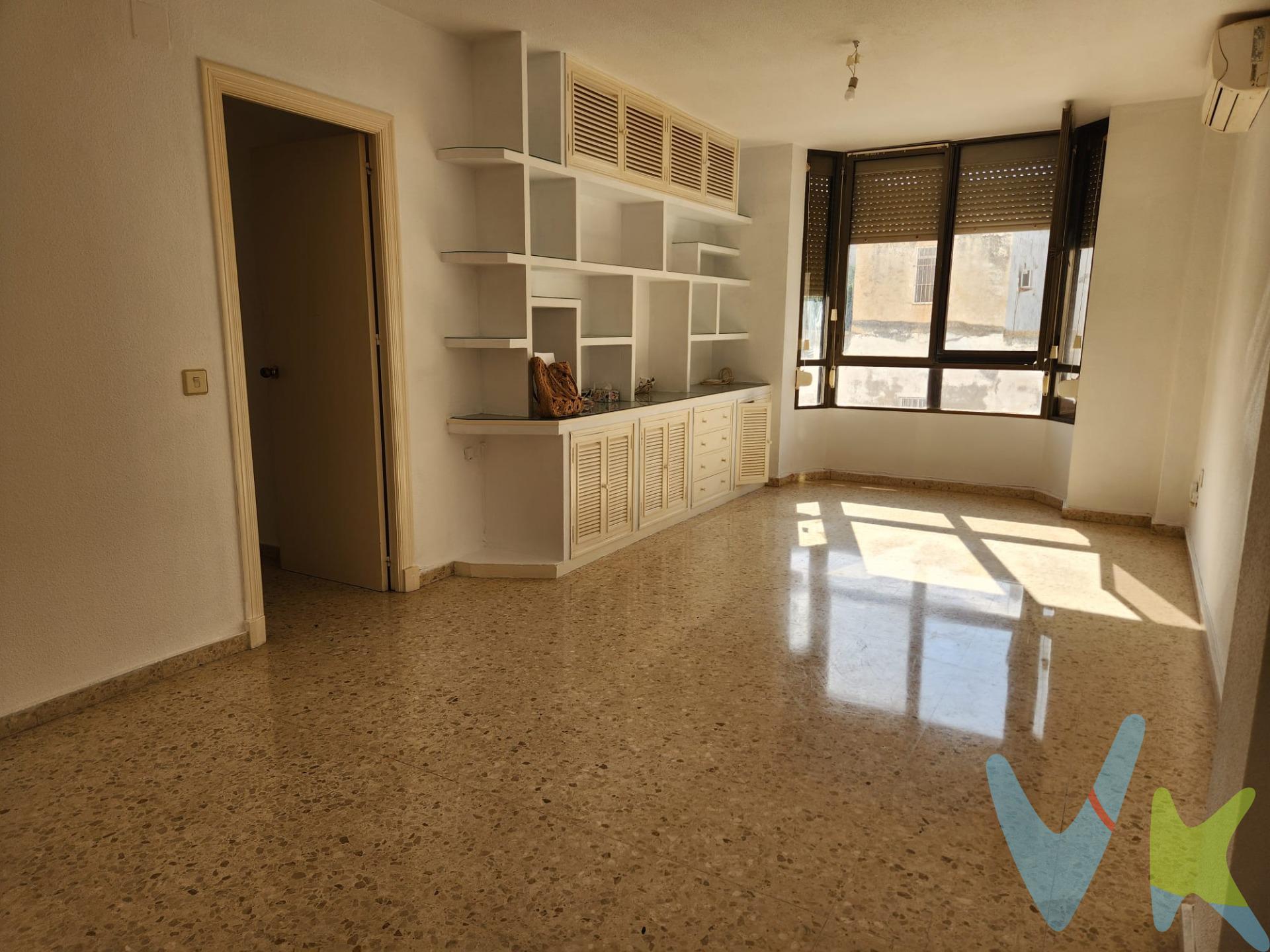 Presentamos una excepcional oportunidad de vivienda en el corazón de San Fernando, una de las zonas más cotizadas y deseadas por su ubicación privilegiada y servicios cercanos. Este atractivo piso se sitúa en una área central, ofreciendo impresionantes vistas despejadas y una excelente orientación que inunda cada rincón de luz natural. Con grandes posibilidades de personalización, la propiedad cuenta con una amplia cocina cuadrada, ideal para aquellos que disfrutan de la gastronomía y la convivencia familiar. El espacioso recibidor da paso a un salón muy luminoso, perfecto para relajarse o entretener a amigos y familiares. La vivienda consta de tres dormitorios de generosas dimensiones; dos de ellos equipados con armarios empotrados que optimizan el espacio y brindan comodidad. Además, cuenta con dos cuartos de baño completos, garantizando privacidad y funcionalidad para todos los miembros del hogar. Una peculiaridad que distingue a esta vivienda son las zonas comunes, adaptadas como área de aparcamiento exclusiva para propietarios, asegurando así un acceso limitado y controlado. Aunque los estacionamientos no están asignados, la disposición de estos espacios ofrece una solución práctica para la vida diaria. No dejes pasar esta oportunidad única de adquirir un piso con tanto potencial en una ubicación inmejorable. ¡Contáctanos hoy mismo para más información y agenda tu visita! Tu nuevo hogar te espera. . -Informamos a nuestros clientes de que los gastos de notaría, registro, gestoría, impuestos y los honorarios de la agencia no están incluidos en el precio. A su vez, disponemos del documento informativo abreviado de la propiedad (según decreto 218/2005, del 11 de octubre) y de seguro de caución, para la protección del dinero entregado como señal para la reserva de una vivienda. Por mandato expreso del propietario, comercializamos este inmueble en exclusiva, lo que le garantiza el acceso a toda la información, a un servicio de calidad, un trato fácil, sencillo y sin interferencias de terceros. Por este motivo, se ruega no molestar al propietario, a los ocupantes de la propiedad o a los vecinos. Muchas gracias por su comprensión.