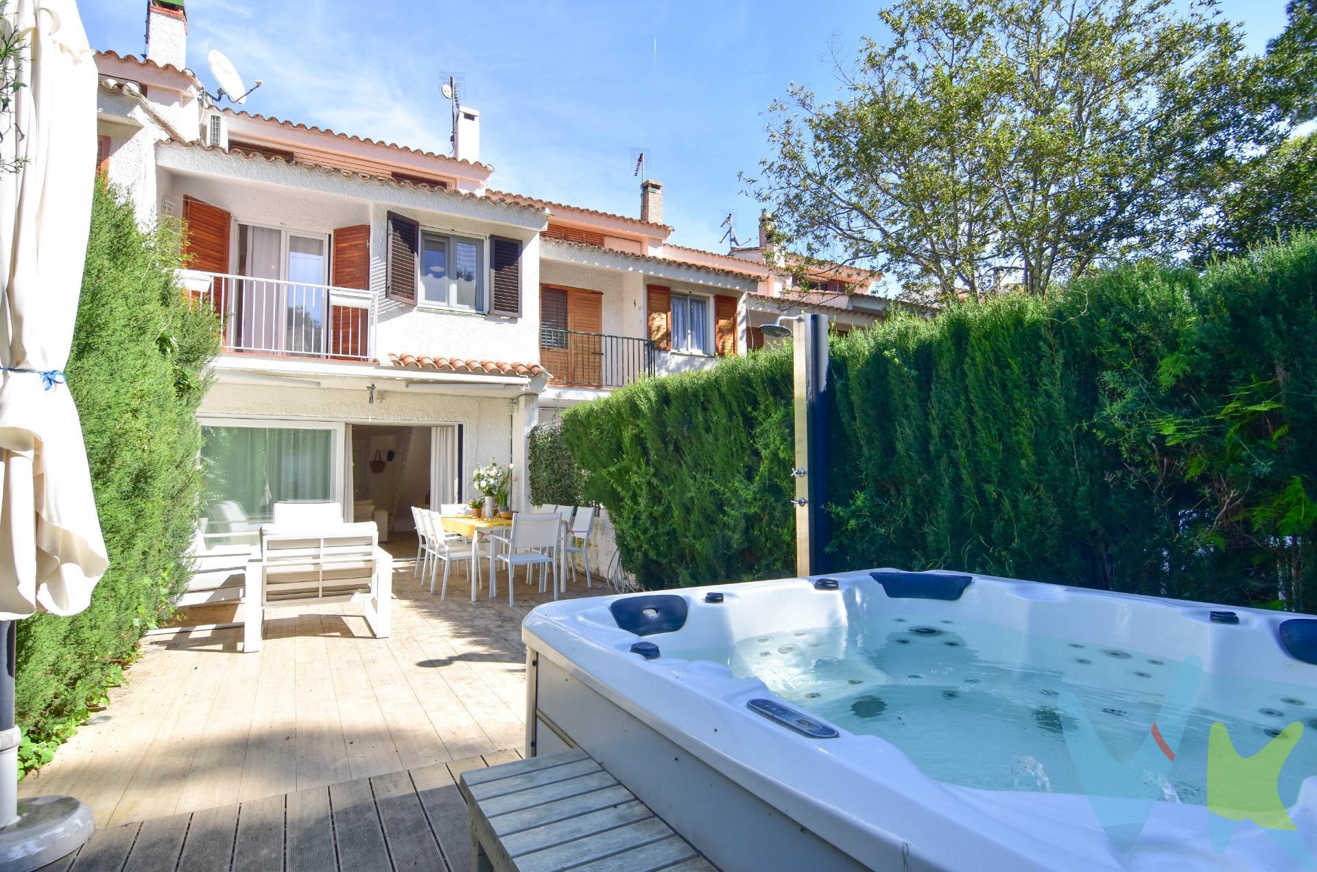 Imagina despertar cada mañana en un lugar donde la calma y la luz natural marcan el ritmo del día. Este chalet independiente en Santo Espíritu no es solo una vivienda: es un refugio donde desconectar, compartir y disfrutar. Reformado completamente con gusto y pensado para hacer la vida más cómoda, cada rincón invita a quedarse. El corazón de la casa es su salón-comedor con cocina office, un espacio abierto donde las conversaciones fluyen mientras la vida ocurre sin prisas. Desde aquí, la casa se abre hacia sus terrazas, perfectas para desayunos al sol o cenas bajo las estrellas. Al caer la tarde, el verdadero lujo aparece: tu jacuzzi privado te espera, convirtiendo cualquier día en una experiencia especial. Un pequeño ritual diario de bienestar, sin salir de casa. La vivienda ofrece tres dormitorios dobles llenos de luz, diseñados para el descanso, además de una acogedora buhardilla que puede convertirse en ese espacio versátil que siempre has querido: despacho, zona de juegos o rincón creativo. Todo ello acompañado de un baño completo y un aseo que aportan funcionalidad al día a día. Cada detalle suma: sótano trastero de gran capacidad, mosquiteras, ventanas climalit abatibles, splits de aire acondicionado y marquesinas que garantizan confort en cualquier época del año. Y como complemento perfecto, una piscina comunitaria donde refrescarse y disfrutar del verano. Este chalet no solo se vive… se siente. Es ese lugar donde todo encaja, donde cada día tiene algo especial y donde, sin darte cuenta, empiezas a llamar hogar. Nota: Agencia Registrada con el Nº 1395 en el Registro Obligatorio de Agentes Inmobiliarios de la Comunitat Valenciana, consultable en la web de la Generalitat Valenciana. La oferta está sujeta a cambios de precio o retirada del mercado sin previo aviso. La información contenida en el presente anuncio se facilita a título meramente informativo y no contractual, los datos, descripciones, superficies, imágenes y cualquier otro contenido del mismo pueden estar sujetos a errores u omisiones al ser facilitados por terceros. El precio de venta publicado no incluye los honorarios de intermediación inmobiliaria, ni los impuestos legalmente aplicables (IVA o ITP), ni los gastos derivados de la compraventa, tales como notaría, registro y gestoría, ni aquellos derivados de la financiación, en caso de existir. Por mandato expreso del propietario, este inmueble se comercializa en régimen de exclusiva, garantizando al interesado un acceso completo a la información y una gestión profesional, transparente y sin interferencias de terceros. Se ruega no molestar al propietario, a los ocupantes del inmueble ni a los vecinos. Agentes inmobiliarios con cliente interesado pueden contactar con la agencia para colaborar. Nuestro departamento financiero puede conseguir tu financiación. ¡Consúltanos!