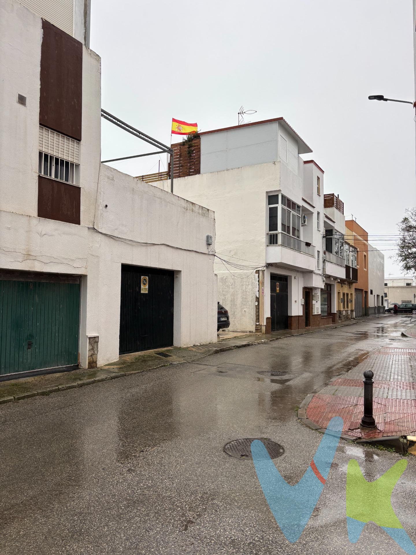 Oportunidad única para adquirir un garaje ubicado en una excelente zona de Chiclana de la Frontera, específicamente en el área de Fuente Amarga. Esta propiedad cuenta con una superficie construida de 34 m², ideal para estacionar su vehículo o como espacio adicional que se puede adaptar a sus necesidades. A pesar del estado actual sin conservación, ofrece un gran potencial gracias al acceso por escalera interior que conduce a la cubierta donde se encuentra un pequeño trastero incluido; además, se otorga el derecho de vuelo sobre esta estructura. Este detalle proporciona versatilidad y opciones futuras para maximizar este espacio según las preferencias personales del propietario. Una opción valiosa tanto para inversores como para quienes buscan ampliar su capacidad logística personal. Comercializamos este inmueble en exclusiva, lo que le garantiza el acceso a toda la información y un servicio de calidad. En cumplimiento del Decreto de la Junta de Andalucía 218/2005 del 11 de Octubre, se informa al cliente que los gastos notariales, registrales,honorarios, ITP y otros gastos inherentes a la compraventa no están incluidos en el precio. Igualmente disponemos de un Seguro de Caución para garantizar las cantidades entregadas a nuestra Agencia en concepto de Reserva y/o Arras. impuestos y gastos de la compraventa. El comprador puede consultar de forma oficial los impuestos aplicables (ITP, AJD, etc.) en la web de la Junta de Andalucía:. https://www.juntadeandalucia.es/organismos/economiahaciendayfondoseuropeos/areas/tributos-juego/tributos/paginas/impuestos-cedidos-transmisiones.html. Si tiene cualquier duda sobre los gastos de la compraventa, llámenos y estaremos encantados de asesorarle de forma clara y personalizada. . . 