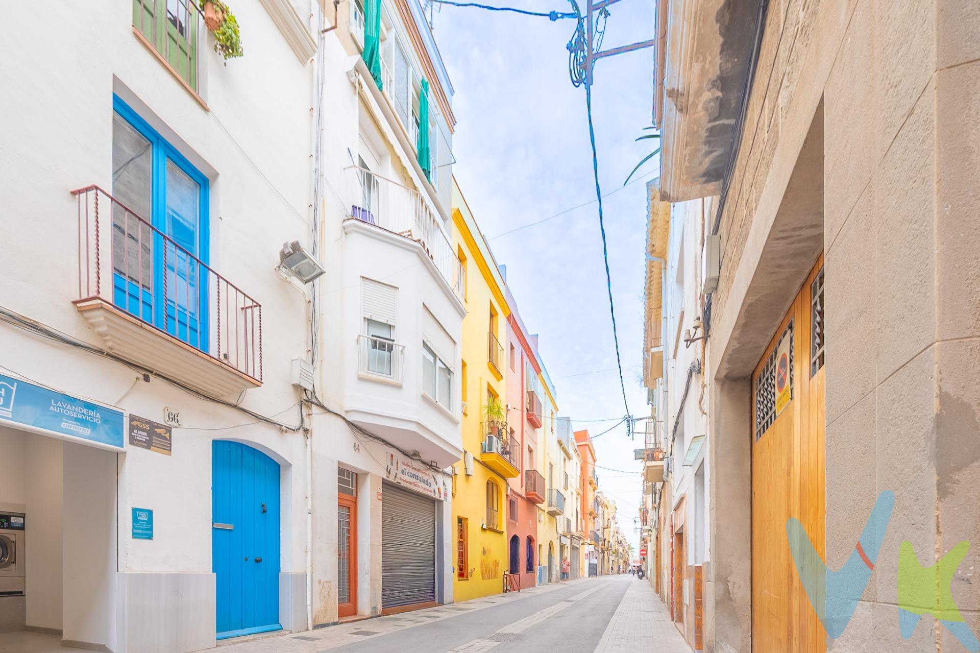 ✨ Oportunidad en el corazón de Vilanova i la Geltrú ✨. ¿Buscas tu primer hogar o una inversión con alta rentabilidad? Este acogedor piso de 42 m² útiles, ubicado en la Carrer de l’Aigua, 64, te ofrece mucho más de lo que imaginas. Situado en la última planta de un edificio sin ascensor, este 3º piso semireformado destaca por su luminosidad natural y su encanto urbano. Gracias a su orientación sur, disfrutarás de sol durante todo el día, creando un ambiente cálido y acogedor en cada rincón. 🛏️ Distribución funcional:. 2 dormitorios (uno doble y uno individual), ideales para una pareja joven, una persona que trabaje desde casa o para dividir el espacio en una vivienda compartida. Baño completo y cocina independiente. Acogedor salón con suelos de parquet y puertas de haya que aportan un toque moderno y confortable. 📍 Ubicación privilegiada:. A tan solo dos pasos de la Rambla Principal, en una zona tranquila pero céntrica, con todos los servicios al alcance: supermercados, comercios, centros educativos, transporte público, zonas verdes y ocio. ¡Una zona ideal para vivir o alquilar sin preocuparse del coche!. 💼 Perfecto para inversores:. Vilanova i la Geltrú es una ciudad en constante crecimiento, con una alta demanda de alquiler gracias a su ubicación estratégica entre Barcelona y Tarragona. Este piso, con su tamaño y ubicación, es ideal para alquilar a estudiantes, jóvenes trabajadores o parejas, ofreciendo una excelente rentabilidad con una inversión contenida. 🌇 Y además…. Sin vecinos encima: ¡vive con más privacidad y menos ruidos!. Costes comunitarios bajos. Posibilidad de personalizarlo fácilmente a tu gusto o según el perfil de inquilino objetivo. ¿Quieres más detalles o agendar una visita? ¡Este piso te está esperando! Una oportunidad que no durará mucho en el mercado.