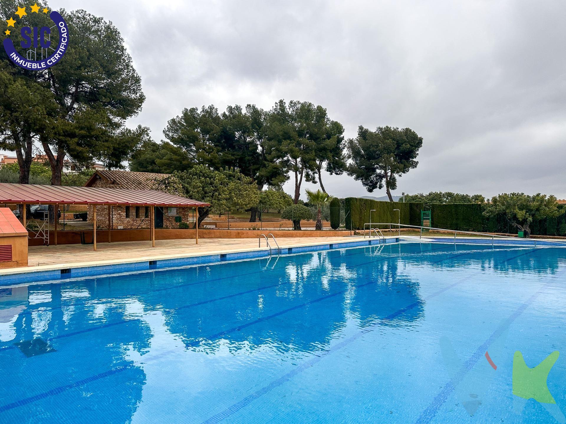 Este impresionante chalet, ubicado en la exclusiva Urbanización Masia Gaeta, se sitúa sobre una amplia parcela de 1.500 m² rodeada de vegetación y árboles frutales que ofrecen un entorno natural inigualable. La propiedad se distribuye en varias plantas para ofrecer comodidad y amplitud a sus residentes. En planta baja, encontramos un acogedor recibidor que da paso a un gran salón que dispone de chimenea conectado con el comedor. Desde ambas estancias se accede a la terraza de 45 m privada donde disfrutar del sol matutino, ideal para celebraciones familiares o reuniones sociales al aire libre. En esta misma planta hay una gran cocina luminosa con su zona de lavadero. En la siguiente planta aparece  una zona de descanso que se distribuye en un dormitorio doble, un baño y un gran dormitorio con vestidor y baño en suite. Subiendo unos escalones nos encontramos con un baño completo, un trastero y un dormitorio con salida a una gran terraza de 27 m. A continuación llegamos a un distribuidor que nos da paso a un dormitorio doble y a un gran dormitorio con su vestidor y baño en suite. Y por último subiendo unos escalones tenemos un pequeño ideal para descanso o zona de lectura. También cuenta además con acceso directo mediante escaleras al garaje amplio de unos 50m. Como parte integral dentro de urbanización hay piscina comunitaria junto a zonas ajardinadas perfectas para niños así como pistas deportivas tales cómo tenis. !Más allá simplemente vivir allí es experimentar calidad de vida!. Este inmueble es en exclusiva, con lo que le facilitamos cualquier información sobre la vivienda. Por este motivo, solicitamos no molesten al propietario, ocupantes de la propiedad, vecinos o conserje de la comunidad. En todos los casos los precios expuestos son más impuestos y gastos derivados de la transmisión del inmueble. 