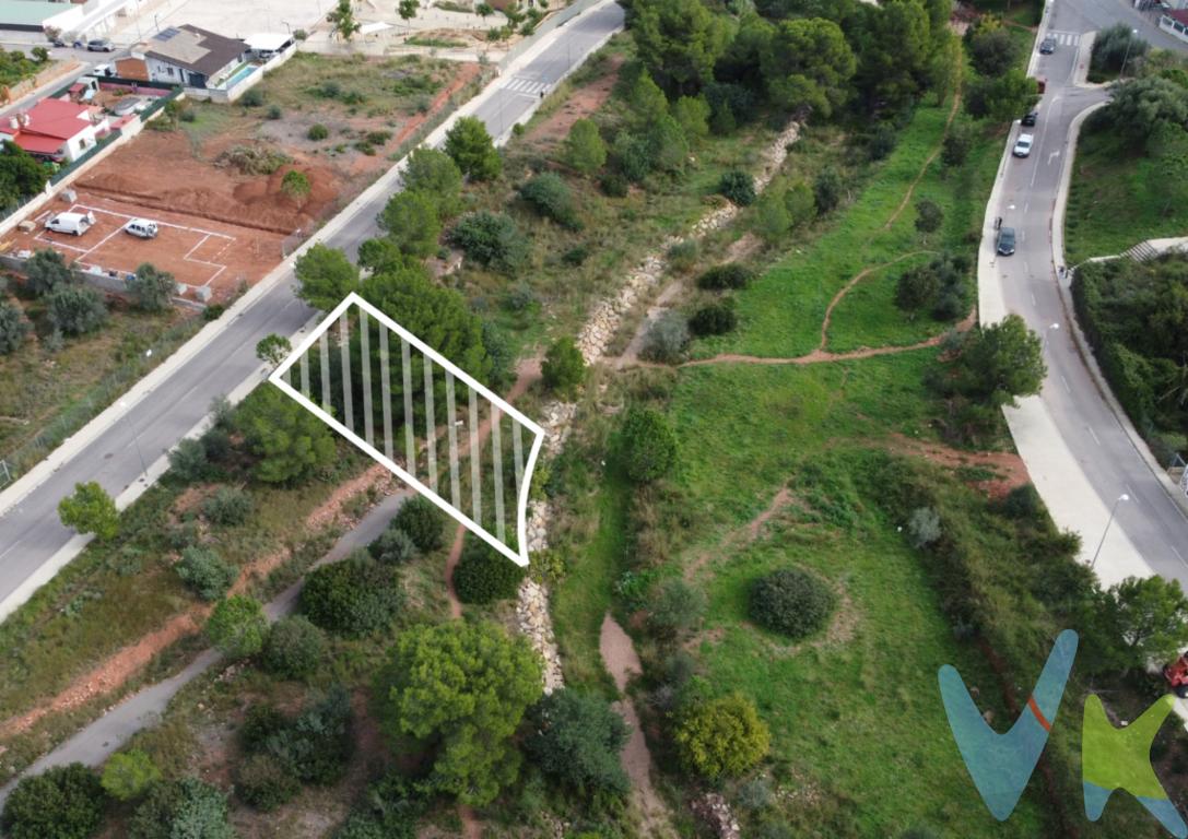Solar de uso residencial de 366 m2 situado en la localidad de Gilet, provincia de Valencia, en la urbanización Pla de la Venta.En una ubicación privilegiada al pie de la Sierra Calderona rodeado de naturaleza, junto al Colegio de Educación Infantil y Primaria Serra Calderona y a una zona comercial con supermercado Consum.Situado a tan sólo 200 m del núcleo urbano, goza de unos inmejorables accesos tanto desde la Autovía V-23 Valencia- Castellón como desde la A-23 a Teruel.  