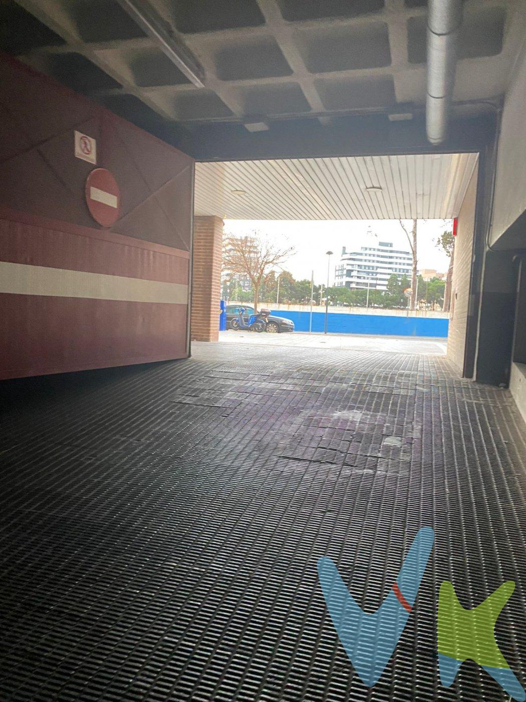 Si vives o trabajas por la zona del Palacio de congresos o MediaMark, está es una magnifica oportunidad para dejar de buscar aparcamiento. ¡Hazte la vida más fácil!  . Plaza de garaje de 13m2 con fácil acceso de entrada y salida. Por mandato expreso del propietario, comercializamos este inmueble en exclusiva, lo que le garantiza el acceso a toda la información, a un servicio de calidad, un trato fácil, sencillo y sin interferencias de terceros. Por este motivo, se ruega no molestar al propietario, a los ocupantes de la propiedad o a los vecinos. Muchas gracias por su comprensión. Si usted es agente inmobiliario y tiene un cliente para este inmueble, llámenos: estaremos encantados de colaborar.