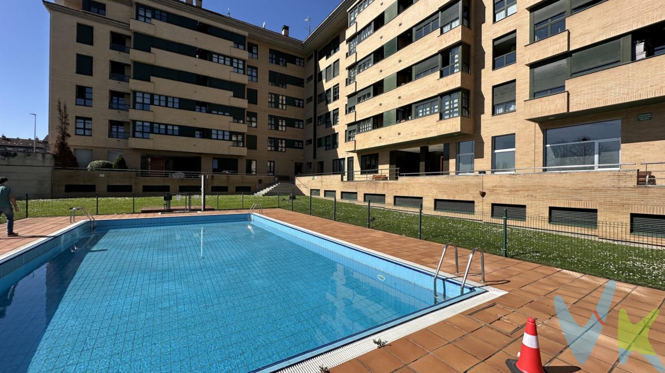 Ubicado en el centro de Viesques , cuatro dormitorios, totalmente exterior, cuarta planta, pequeña terraza, urbanización con piscina y dos plazas de garaje y trastero.Gastos e impuestos no incluidos en el precio. A título orientativo, en segundas transmisiones, el comprador abonará el Impuesto sobre Transmisiones Patrimoniales (ITP). Para consultar los porcentajes del ITP en Asturias puede hacerlo a través de la web oficial de servicios tributarios del Principado de Asturias https://sede.tributasenasturias.es/sites/sede/default/es_ES/Que-quieres-hacer/Transmisiones-Patrimoniales-y-AJD. La base imponible será el mayor valor entre precio de compraventa, tasación o valor de referencia catastral. Gastos de notaría y registro aranceles variables según precio, número de copias y complejidad). El comprador escoge libremente notario. El vendedor asume, por ley, los gastos que le correspondan, salvo pacto en contrario. Si se precisa hipoteca: Tasación, condiciones y costes bancarios según entidad elegida por el comprador; así como los gastos de gestoría y cualesquiera otros inherentes a la formalización de la compraventa. De acuerdo con la ley, no se incluyen en el precio otros gastos o tributos que legalmente correspondan al comprador.Honorarios de intermediación inmobiliaria a cargo del vendedor y honorarios de mediación inmobiliaria del 2% más I.V.A. a cargo del comprador. El consumidor tiene derecho, conforme a la normativa vigente, a disponer de información y documentación adicional relativa al inmueble y condiciones de la compraventa, accesible en la sede física de la agencia en la calle Corín Tellado 1 bajo de Gijón o a través del correo electrónico info@tufincagestion.com. La agencia actúa exclusivamente como intermediaria en la operación. Cualquier compraventa y sus condiciones quedan sujetas en todo caso a la aceptación expresa del vendedor del inmueble y a la posterior formalización del correspondiente contrato. El presente anuncio tiene carácter meramente informativo; la información suministrada se corresponde con la disponible a la fecha de publicación, pudiendo variar en función de las circunstancias o actualizaciones legales, contractuales y fiscales.