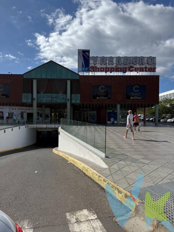 Se ofrece a la venta una excelente plaza de garaje ubicada en el prestigioso Centro Comercial Varadero, situado en San Bartolomé de Tirajana. Esta propiedad está estratégicamente situada en la zona Maspalomas-Meloneras, conocida por su vibrante ambiente y alta demanda. Con un precio atractivo de 30,000 euros y una superficie construida de 14 m² (12 m² útiles), esta plaza es ideal para aquellos que buscan comodidad y seguridad al estacionar sus vehículos. El estado general del garaje es bueno, lo que garantiza su funcionalidad inmediata sin necesidad de realizar reformas adicionales. Una característica destacada es su ubicación cercana a la salida del centro comercial, y a un paso del paseo marítimo  esto resulta sumamente atractivo  dada la dificultad habitual para encontrar aparcamiento en áreas cercana, sobre todo en verano. Además, cuenta con acceso directo al centro comercial e inmediato contacto con los servicios locales como hoteles, supermercados . No pierda esta oportunidad única: adquiere tu espacio seguro hoy mismo.
