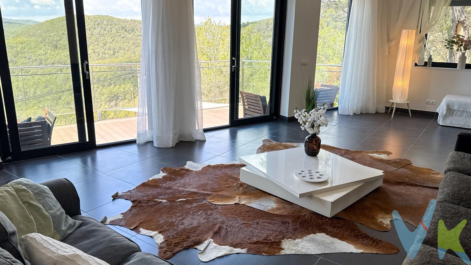 Rustic Sitges presenta esta espectacular vivienda unifamiliar de estilo moderno, importada desde Alemania y ubicada en una de las mejores zonas de la urbanización Mas Milà, en Olivella. La casa se encuentra en una posición privilegiada, al final de la calle y junto al Parque Natural del Garraf, disfrutando de la mejor orientación y unas impresionantes vistas panorámicas a la montaña y a las puestas de sol. La montaña empieza donde termina tu jardín. - Exterior:  . Espacio para aparcar un vehículo. Piscina privada con vistas a la montaña, ideal para relajarse en plena naturaleza. Y un poco de bosque que integra la casa en la naturaleza. - Planta principal:  . Acceso por escalera a un amplio salón-comedor muy luminoso, con cocina integrada, abierta pero que mantiene cierta independencia. Desde el salón se accede a un gran balcón con vistas despejadas. En esta planta se encuentra también un baño completo con ducha y bañera. - Planta superior:. Tres habitaciones dobles, todas con salida a balcón y vistas espectaculares. Un segundo baño completo con ducha. - Persianas eléctricas  . - Climatización frío/calor por conductos, con sistema independiente por planta  . - Carpintería moderna y acabados de calidad  . - Diseño contemporáneo, funcional y eficiente. Ubicación y accesos:. A solo 5 minutos de Sant Pere de Ribes y del acceso a autopistas. A 10 minutos de Sitges. Zona tranquila, con todos los servicios cercanos y excelente conectividad. Una vivienda única para quienes buscan confort, privacidad y conexión con la naturaleza. . NOTA:. En los importes indicados no se hayan incluido los impuestos y tasas aplicables a la compra o alquiler del bien inmueble. Las fotografías, vídeos, planos y demás documentación gráfica pueden no corresponder con la realidad actual, así como los metrajes y superficies, y no tienen carácter contractual siendo meramente orientativos. Salvo indicación contraria, los muebles y equipamiento que aparecen en el anuncio no están incluidos en el precio. Son a cargo del comprador los siguientes impuestos :. - Viviendas de obra nueva: el pago del IVA, AJD, los honorarios de notaría y registro. - Viviendas de segunda mano: el pago del ITP (puede variar según baremos estipulados por la Generalitat de Catalunya), los honorarios de notaría y registro. Para una información más detallada puede dirigirse a la Agencia. 