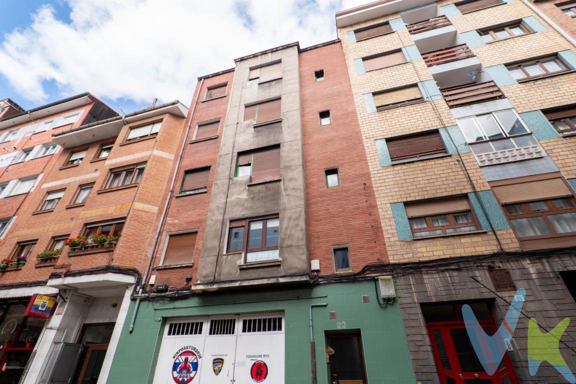 Presentamos esta vivienda situada en calle Fray Ceferino González, en una tercera planta sin ascensor, ubicada en uno de los barrios más consolidados y con mayor estabilidad de Gijón.  La propiedad se distribuye en dos dormitorios, salón, cocina independiente y baño, con una configuración funcional y potencial de actualización integral, lo que permite adaptar el inmueble a estándares actuales en el futuro.  El inmueble se encuentra arrendado en régimen de renta antigua, lo que implica:   Imposibilidad de realizar visitas interiores en el momento actual    Enfoque de la operación hacia un perfil inversor.El edificio se encuentra en buen estado de conservación, sin obras pendientes, y cuenta con el Informe de Evaluación del Edificio (IEE) favorable realizado en 2018, aportando estabilidad y tranquilidad a la inversión. La vivienda se encuentra para reformar, lo que representa una oportunidad para su revalorización futura una vez se disponga de la posesión del inmueble.  Ubicada en El Llano, una de las zonas más demandadas de Gijón, caracterizada por su:   Excelente nivel de servicios y equipamientos    Amplia oferta comercial y de proximidad    Muy buena conexión con el centro de la ciudad    Alta demanda sostenida tanto en mercado de alquiler como de compraventa. A escasos minutos del antiguo Centro Comercial Pryca (Carrefour), enclave clave dentro del barrio y punto de referencia en la actividad diaria.El Llano destaca por su estabilidad y liquidez inmobiliaria, consolidándose como una de las áreas más seguras para inversión en la ciudad.Una oportunidad orientada a inversores que valoran activos con recorrido, ubicados en entornos consolidados y con potencial de revalorización a largo plazo.  Se informa a los interesados que el precio de venta indicado no comprende los honorarios al comprador de la agencia inmobiliaria, el Impuesto de Transmisiones Patrimoniales (ITP) ni los gastos asociados a la compraventa (notaría, registro de la propiedad y otros.
