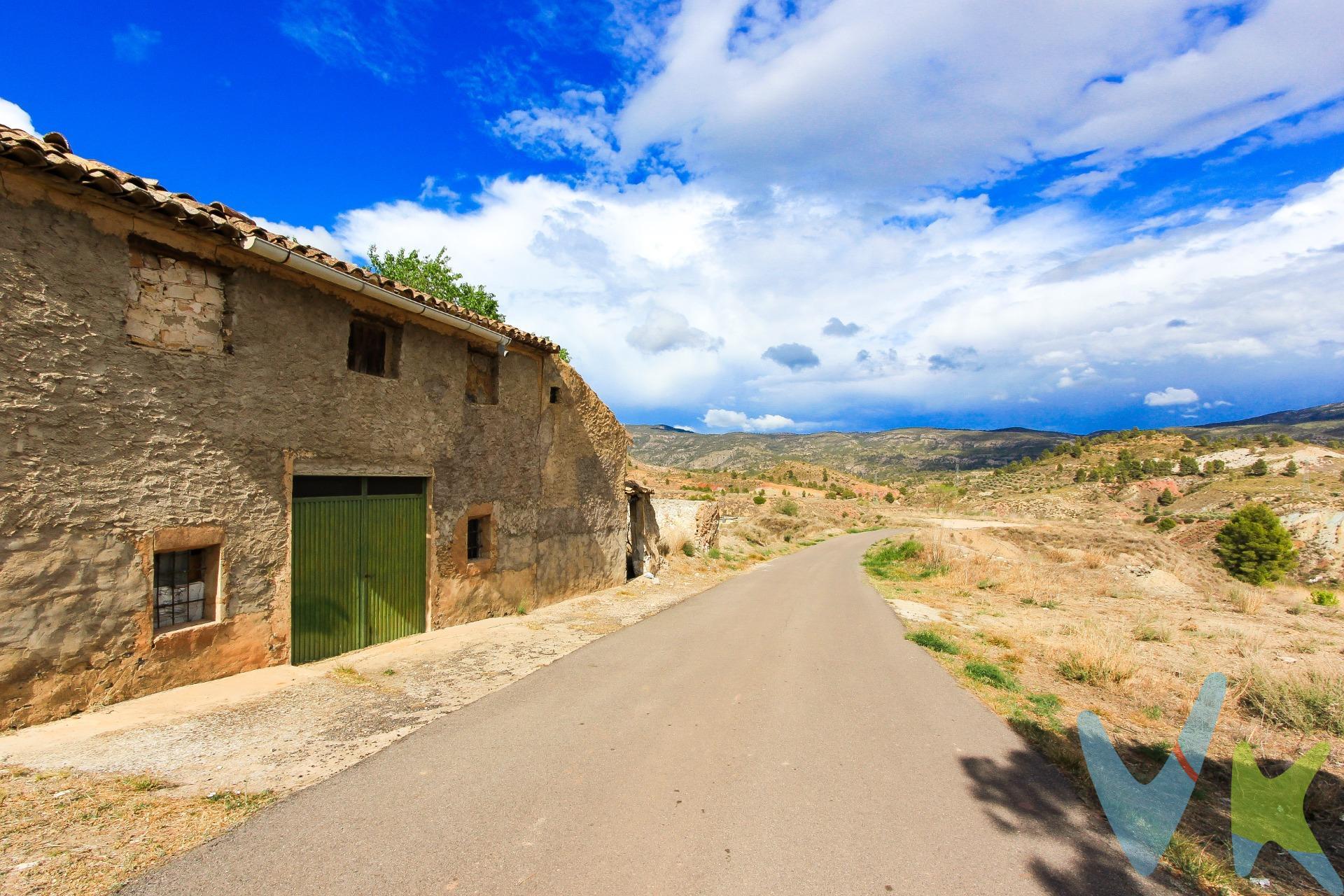 Presentamos para la venta estupenda casa de pueblo para reformar y con la compra se regala un terreno de 642m con la construcción ,en pintoresca población de Valle de Ayora, Jalance,a 7km de Cofrentes, 15km de Ayora, 40km de Requena, en una hora aproximada de las playas de Valencia y Alicante también de Albacete. Con buen acceso a la carretera, en una de buenas y tranquilas zonas, con todos comodidades a su alcance, rodeada de zonas verdes, miradores con vistas inolvidables. En sus inmediaciones dispone de todo tipo de comercios, colegios, polideportivo con la piscina municipal y servicios necesarios. Dispone de buenas comunicaciones, cuenta con autobuses urbanos y interurbanos, con lineas regulares y paradas próximas a inmueble. La vivienda consta de 2 plantas en 280metros cuadrados construidos, se encuentra en estado para reformar, con buena distribución y mucha luz natural. En planta baja tenemos un garaje enorme y acceso a la vivienda de 4 dormitorios, amplia cocina con comedor, baño, trastero, salón, patio descubierto. En la planta superior hay 3 cuartos, cocina, un desván grande, diáfano, que se puede convertir en salón, baño, más dormitorios y obtener otra vivienda. Se ofrece un gran potencial gracias a su amplia distribución. Con la reforma adecuada está propiedad puede convertirse en una hermosa casa familiar o en una inversión rentable. El plan Estatal de acceso a la vivienda 2022-2025 incluye ayudas directas para personas menores de 35 años, que comprende una casa en un municipio de menos de 10000 habitantes. . Está vivienda es ideal para hacer un negocio de casa rural, jubilarse, teletrabajar o como segunda residencia, si eres amante de naturaleza y buscas tranquilidad, quieres aprovechar de los mejores atardeceres, el mejor aire y pasar en familia y amigos muchas veladas y fiestas. Con la compra de casa se regala un terreno rústico de 642metros cuadrados con una construcción, que se puede convertir en un almacén, garaje, casa de campo, con vistas despejadas a la valle , en 100m del pueblo, nada más cruzando el camino. ¡Es una oportunidad única!. La descripción del presente inmueble e imágenes tienen mero carácter informativo y en ningún caso carácter contractual, pudiendo ser modificados por la inmobiliaria comercializadora sin que ello implique responsabilidad alguna frente a terceros. En el precio de venta a público, esta propiedad NO incluye los gastos de adquisición (Notario, registro, gestión, honorarios, etc…). 