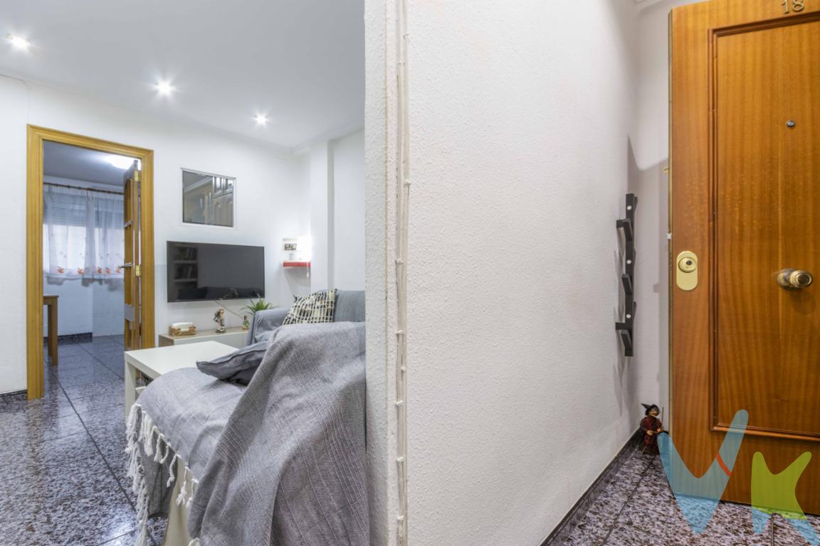 El inmueble se localiza en el distrito de Rascanya, en el barrio de Els Orriols, Valencia. La zona cuenta con una infraestructura consolidada que garantiza el acceso a servicios esenciales, incluyendo centros educativos, instalaciones médicas y supermercados, cubriendo las necesidades básicas de forma inmediata. La conectividad con el centro y otros puntos de la ciudad está asegurada por diversas líneas de transporte público, incluyendo tranvía y autobús. El entorno se caracteriza por un ambiente residencial activo, con una oferta comercial y de ocio que permite una integración rápida en la dinámica urbana.Con una superficie de 53 m² construidos, la vivienda presenta una distribución optimizada que aprovecha eficientemente la superficie disponible. La propiedad consta de:El diseño interior permite una transición funcional entre estancias, maximizando el aprovechamiento del espacio útil al reducir zonas de paso innecesarias Cuenta con 1 baño completo en funcionamiento. Dispone de 2 dormitorios, aptos para uso como dormitorio principal y habitación auxiliar, despacho o vestidor.La vivienda se encuentra en estado BUEN ESTADO DE CONSERVACION, permitiendo su ocupación inmediata sin necesidad de reformas. Los acabados interiores y los elementos básicos se conservan operativos. La disposición de la vivienda facilita la entrada de luz natural en las estancias exteriores, reduciendo el consumo energético en iluminación. . Este inmueble resulta una opción adecuada tanto para residencia habitual como para inversores que buscan un activo listo para ser puesto en el mercado de alquiler.Se muestra a título informativo y no contractual. El precio no incluye lo siguiente: Honorarios de la agencia inmobiliaria, impuestos (IVA, ITP) y otros gastos de la Compraventa (notaria, gestoría y registro). 