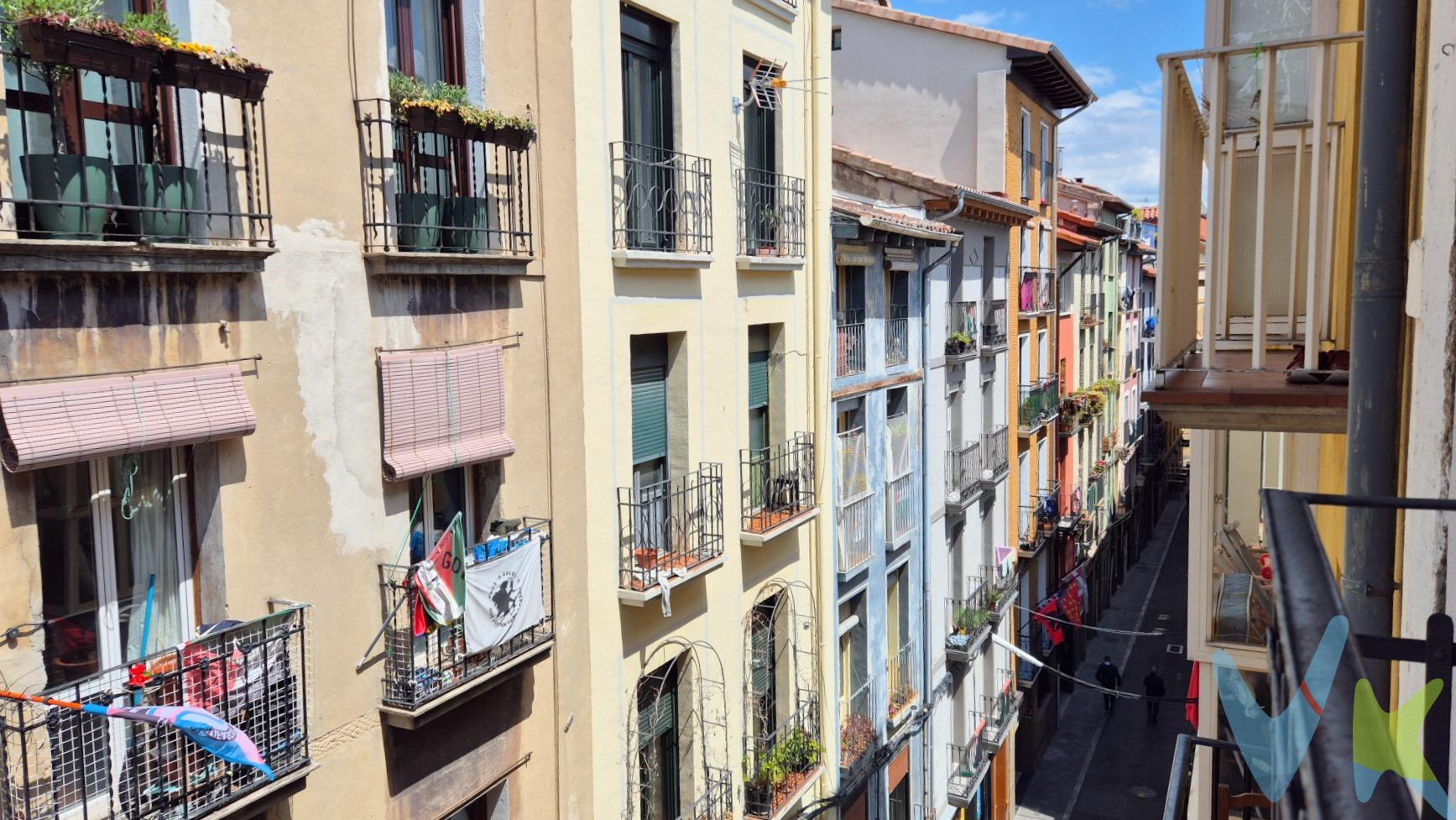 Nueva vida y proyectos junto con tu pareja? O para ti? ¿Dejar de pagar alquiler? Ya es posible. Coqueto apartamento en pleno centro del casco viejo de Pamplona, calle Jarauta, entre Plaza Santa Ana y los ascensores a Rotxapea.  Luminoso y acogedor es ideal para personas que no teman hacer ejercicio (cuarta altura sin ascensor). Silencioso y tranquilo pero con todo el bullicio, servicios y vida en cuanto se baja a la calle.  Está distribuido en salón-comedor con balcón a calle, alcoba, cocina montada y equipada y baño “tipo francés” con una estancia para la ducha y otra para el inodoro. Se vende con todos los muebles y enseres incluidos en inventario y reportaje fotográfico. Sólo necesitas llevar tus maletas. Fachada y tejado rehabilitados recientemente. No hay derramas. Tiene CÉDULA DE HABITABILIDAD.  Datos meramente informativos, sin valor contractual.  Las superficies expresadas en esta página tienen carácter descriptivo y son aproximadas. El PVP indicado no incluye impuestos (ITP, IVA o AJD según el caso) ni gastos de transmisión (registro de la Propiedad, Notaría, Gestoría..) . 