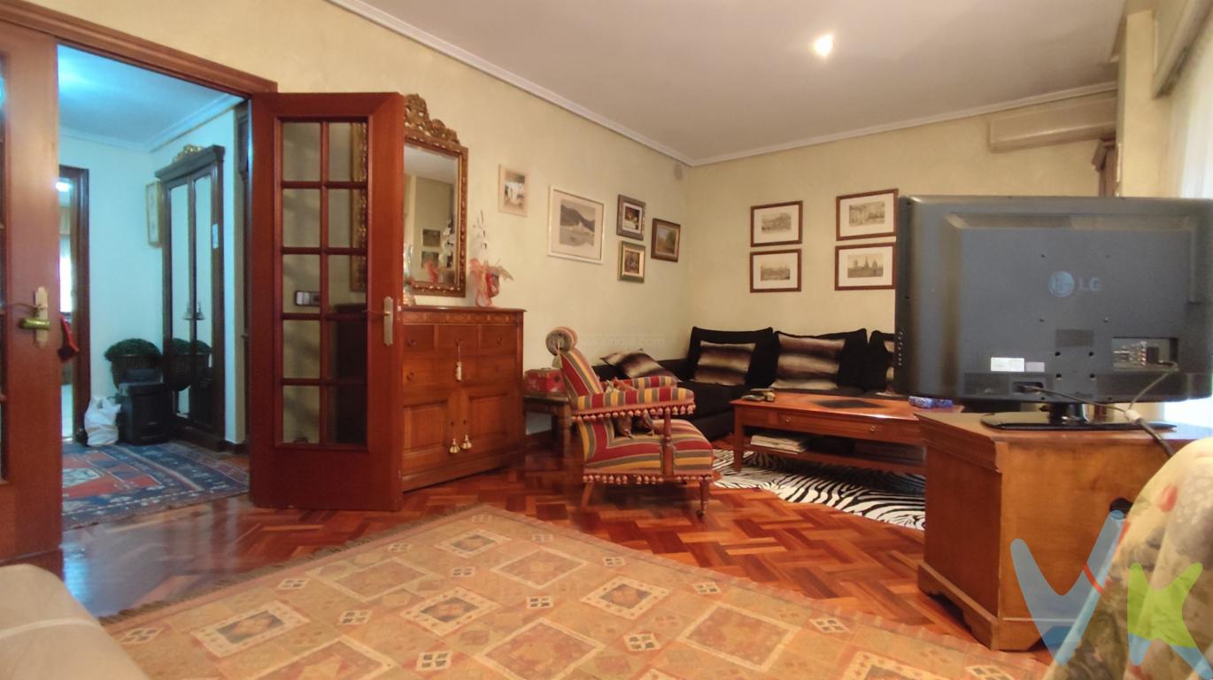 Amplio piso con terraza y balcón en calle San Antón en el Centro de Logroño. Dispone de gran Salón-Comedor , Cocina con Despensa, 4 Dormitorios, Dos Baños , Un Aseo , Un Balcón  y  Una Terraza . Calefacción y agua caliente central. Suelos de tarima y gres. Carpintería exterior de aluminio e interior de madera. 4 armarios empotrados.  Gabanero / Ropero en el vestíbulo Exterior. En el centro de Logroño.