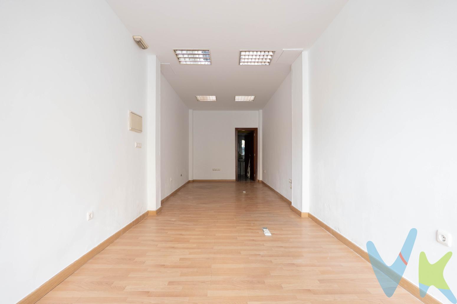 Ponemos a la venta este local comercial en el barrio del llano, en una de las calle más comerciales que hay en este distrito, Gaspar García Laviana. Se trata de un local totalmente instalado, de más de 35m2, donde podrás hacer realidad tu sueño de tener tu propio negocio o una oficina a pie de calle. El local cuenta con un pequeño almacén y un baño. Con casi 4 m2 de fachada, en la confluencia con la avenida Schultz, un lugar donde la gente de paso diaria y constante hace que sea un gran escaparate ante cualquier tipo de negocio. Llámanos y ven a visitarlo.Informamos a nuestros clientes compradores que en el precio de venta no se incluyen los siguientes conceptos: honorarios de la agencia al comprador, ni el impuesto de transmisiones patrimoniales ni otros gastos de la compraventa (registro de la propiedad, notaría, etc)