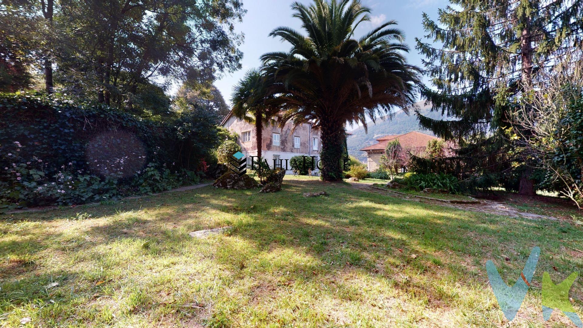 . VIVIENDA CON EL ENCANTO DE UNA CONSTRUCCION DEL AÑO 1900. .  Se trata de una vivienda ubicada en un edificio, no se vende la casa completa.  . Se distribuye en planta baja y planta primera,  comunicadas entre sí , además le pertenece otra estancia en la bajo cubierta del edificio. No se trata de una casa independiente, ya que la planta segunda es otra vivienda.  .  A la vivienda le pertenece una parcela urbana de 1.800 metros cuadrados.  .  Se trata de una propiedad de 466m2 construidos, divididos en planta baja de 186m2 , a través de la cual se accede a una primera planta de 230m2.  .  La primera planta se distibuye en  4 espaciosos dormitorios, uno de ellos en suite y dos fantásticos salones. El primero con balcón desde donde podrás disfrutar de las espectaculares vistas a la Ría de Limpias y a la montaña. El otro salón da paso a un colorido y cuidado jardín de 1.800m2,  el sitio perfecto para esas reuniones tan divertidas en familia. La cocina, completamente amueblada y equipada, por la que podrá bajar a la antigüa zona de servicio, que consta de dos habitaciones, baño y zona de lavandería. Además, en la zona de la bajocubierta, tiene dos estancias más, que podrá acomodar a sus necesidades.  .  Se ubica en una zona residencial,  en un entorno rodeado de naturaleza y a pie de todos los servicios que la localidad ofrece.  Si te gusta el estilo vintage, esta es tu casa,  con espacios llenos de luz y ambientes cálidos y acogedores.  Tiene excelentes comunicaciones y se encuentra a tan sólo 10 minutos de Laredo y sus maravillosas playas.