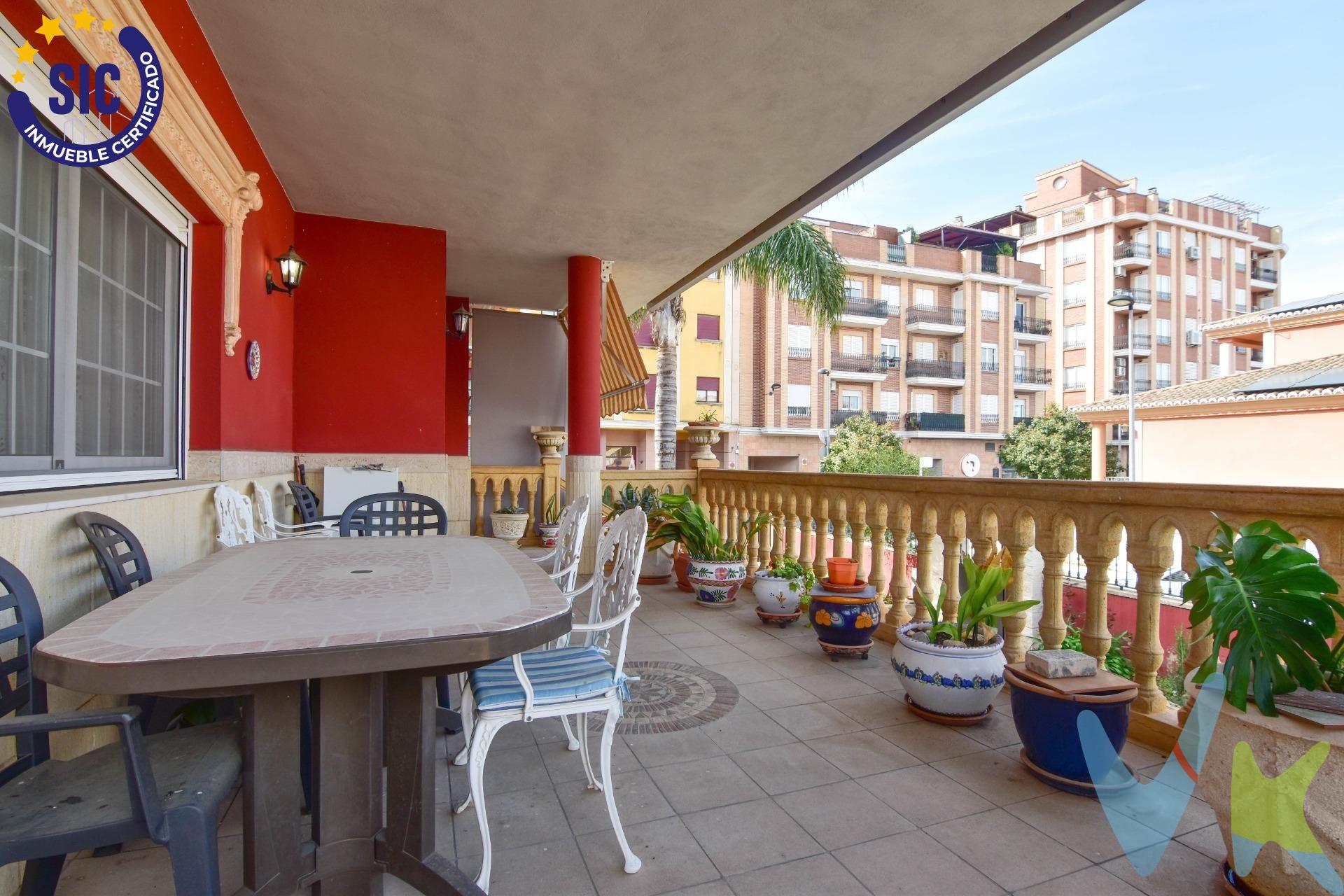 Hay viviendas que simplemente cumplen… y otras que superan cualquier expectativa desde el primer momento. Este espectacular chalet de 421 m² construidos ha sido diseñado y cuidado al mínimo detalle, con materiales de alta calidad, instalaciones modernas y amplios espacios pensados para disfrutar en familia y con amigos. Una propiedad única donde el confort, el espacio y la calidad se combinan para crear un hogar realmente especial. Al llegar a la propiedad encontramos un espacio exterior muy cuidado que combina terraza, jardín con empedrado y una marquesina en la entrada, aportando comodidad tanto para el acceso como para el uso diario de la vivienda. Un entorno perfecto para disfrutar del aire libre con privacidad y tranquilidad. Planta baja – Espacios amplios y funcionales: Al entrar en la vivienda encontramos una planta diseñada para el día a día. Dispone de: 2 habitaciones, una de ellas con baño en suite, habitación principal amplia con vestidor, salita o despacho independiente, ideal para teletrabajo, . baño completo con ducha, cocina independiente y un amplio salón comedor. Desde el salón se accede directamente a la terraza exterior, donde encontramos una fantástica zona de barbacoa y paellero rústico, perfecta para reuniones familiares o con amigos. Toda la vivienda está acabada con suelo de gres porcelánico de alta calidad, aportando elegancia y durabilidad. En la primera planta encontramos una distribución ideal para familias: 4 habitaciones amplias, todas con armarios empotrados de gran capacidad, baño completo con ducha, dos terrazas privadas, espacios luminosos, cómodos y perfectamente aprovechados. Sótano – Una auténtica zona de ocio privada. Uno de los grandes atractivos de esta propiedad es su impresionante sótano acondicionado como zona de ocio. Un espacio amplio y versátil que incluye: Cocina totalmente equipada, baño completo con ducha, gran sala con barra, chimenea para asados y reuniones, zona ideal para celebraciones o encuentros con amigos. pequeña bodega interior, amplio espacio de almacenaje. Un lugar pensado para disfrutar durante todo el año. Equipamiento y extras destacados. La vivienda cuenta con numerosas mejoras que aportan confort y eficiencia: Aire acondicionado por conductos en toda la vivienda, suelo radiante en primera y segunda planta, placa solar para calentamiento de agua, instalación eléctrica completa, armarios empotrados en todas las habitaciones. Materiales y acabados de alta calidad. Una propiedad difícil de encontrar, por su tamaño, distribución, calidad de construcción y zona de ocio, esta vivienda es una opción ideal para familias que buscan espacio, confort y una casa preparada para disfrutar al máximo. Una propiedad que realmente merece ser visitada para apreciar todo su potencial. Nota: Agencia Registrada con el Nº 1395 en el Registro Obligatorio de Agentes Inmobiliarios de la Comunitat Valenciana, consultable en la web de la Generalitat Valenciana. La oferta está sujeta a cambios de precio o retirada del mercado sin previo aviso. La información contenida en el presente anuncio se facilita a título meramente informativo y no contractual, los datos, descripciones, superficies, imágenes y cualquier otro contenido del mismo pueden estar sujetos a errores u omisiones al ser facilitados por terceros. El precio de venta publicado no incluye los honorarios de intermediación inmobiliaria, ni los impuestos legalmente aplicables (IVA o ITP), ni los gastos derivados de la compraventa, tales como notaría, registro y gestoría, ni aquellos derivados de la financiación, en caso de existir. Por mandato expreso del propietario, este inmueble se comercializa en régimen de exclusiva, garantizando al interesado un acceso completo a la información y una gestión profesional, transparente y sin interferencias de terceros. Se ruega no molestar al propietario, a los ocupantes del inmueble ni a los vecinos. Agentes inmobiliarios c