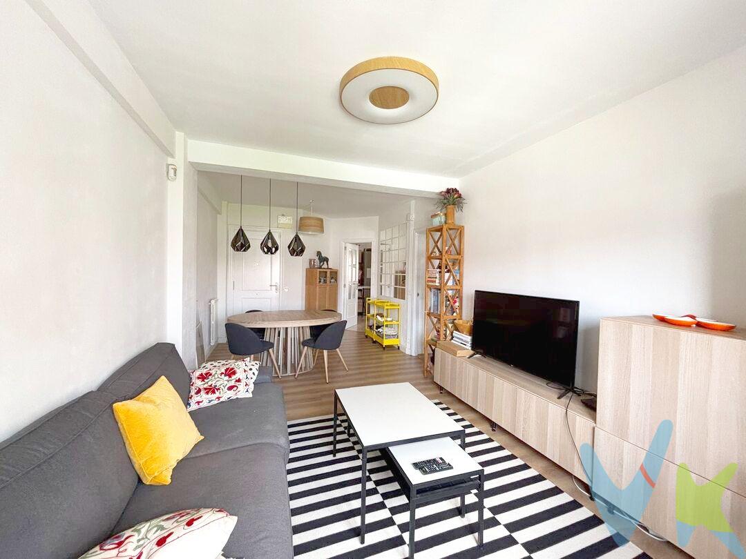 ¡Oportunidad en Burlada! Piso luminoso con balcón y vistas despejadas
Se vende acogedor piso en Burlada, ideal tanto como vivienda habitual como inversión.
La vivienda cuenta con 3 habitaciones, un baño completo, cocina independiente y un amplio y luminoso salón-comedor, diseñado para disfrutar de un espacio cómodo y funcional en el día a día.
Uno de sus principales atractivos es su balcón con agradables vistas, perfecto para relajarse y disfrutar de la luz natural o compartir momentos en un entorno tranquilo.
La distribución de la vivienda aprovecha al máximo cada estancia, ofreciendo espacios bien organizados y confortables. Su ubicación en Burlada permite disponer de todos los servicios necesarios a pocos minutos: comercios, transporte público, centros educativos y zonas de ocio.
INFORMACIÓN LEGAL
▪ Información meramente orientativa, sin carácter contractual.
▪ Superficies y características aproximadas, con finalidad descriptiva.
▪ En el precio de venta están incluidos los honorarios de la agencia inmobiliaria, que serán asumidos por la parte vendedora.
▪ El precio indicado no incluye los gastos e impuestos derivados de la compraventa a cargo del comprador (Notaría, Registro de la Propiedad, I.T.P., A.J.D. o I.V.A., según corresponda), ni otros posibles gastos asociados.
▪ El inmueble se transmite sin mobiliario ni otros enseres, salvo que se indique expresamente lo contrario.
 
A modo orientativo en Navarra:
▪ Notaría y Registro: 1%–1,5%.
▪ ITP: tipo general 6% (con posibles bonificaciones).
▪ AJD: aprox. 0,5%–1%.