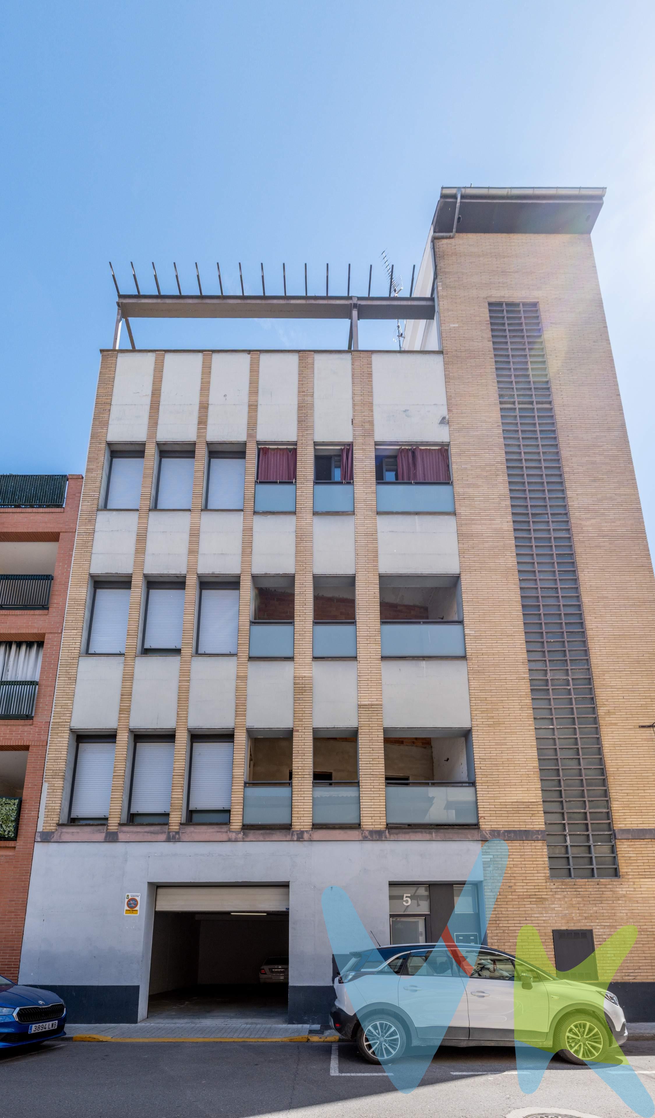 Edificio en venta en Barbastro: La inversión inmobiliaria definitiva con rentabilidad inmediata y futuro garantizado. ¿Buscas un activo inmobiliario  que te dé ingresos desde el primer día y que, además, tenga un potencial de crecimiento extraordinario? Deja de buscar. Acabas de encontrarlo. Te presentamos este magnífico edificio completo en Barbastro, rehabilitado en 2010 y equipado con ascensor, diseñado estratégicamente para inversores inteligentes que saben reconocer el verdadero valor del espacio y la ubicación. Con unos 200 m² construidos por planta (Baja + 3), este inmueble es el lienzo en blanco perfecto para maximizar tu rentabilidad. ¿Por qué este edificio es el negocio que estabas esperando?. Planta Baja (Tu comodidad garantizada): Olvídate de los problemas de aparcamiento. Cuenta con un amplio garaje a pie de calle con capacidad para 4 coches y vado en regla (solo 300€ al año). Además, el edificio tiene unos costes de comunidad bajísimos (50€ de ascensor y 30€ de luz comunitaria). Plantas 1ª y 2ª (Tu potencial de crecimiento): Ambas plantas se encuentran actualmente en bruto. Esto es una ventaja competitiva brutal: te permite diseñar de cero dos viviendas independientes a tu gusto, adaptadas a la demanda actual del mercado de alquiler o para su posterior venta. Toda la preinstalación de calefacción y aire acondicionado ya está preparada en todas las plantas. Planta 3ª (Lista para rentabilizar o disfrutar): Una vivienda espectacular y totalmente terminada. Cuenta con un gran salón comedor, una cocina office con acceso directo a una amplia terraza exterior ideal para relajarse, cuarto de lavado independiente y 3 amplias habitaciones. La habitación principal es tipo suite, con baño integrado y armarios empotrados. En total, 2 baños completos y espacios llenos de luz natural. El Ático (Un oasis privado): En la última planta, con acceso exclusivo mediante llave, descubrirás un espacio único y moderno con persianas motorizadas, aire acondicionado por conducto y calefacción individual de gas. Dispone de salón, baño completo y una cocina abierta integrada con electrodomésticos de última generación. Nota informativa: En escritura este espacio consta como terraza (donde además se ubican los equipos de climatización en la cubierta superior), por lo que no está legalizado como vivienda, lo que lo convierte en el espacio lúdico, de recreo o de invitados perfecto. Ubicación, estructura y eficiencia. Este edificio destaca por su sólida estructura y su reforma integral en 2010, que incluyó la instalación del ascensor (esencial para cualquier inquilino o comprador actual). Al tener la climatización preparada en todo el bloque, te ahorras los procesos más costosos de cualquier reforma. Tanto si quieres vivir en una de las mejores zonas de Barbastro disfrutando de un piso señorial y un ático privado, como si buscas un proyecto de inversión para desarrollar apartamentos independientes, este edificio cumple con todos los requisitos para convertirse en un éxito financiero. Las oportunidades así no duran mucho en el mercado. Contacta hoy mismo para agendar una visita y descubrir todo su potencial en persona. ***Precio y Gastos:. En el precio de venta publicado no se  incluyen los impuestos legalmente establecidos ni gastos derivados de la compraventa y de la inscripción del inmueble (I.T.P., Notaría y Registro de la Propiedad). 