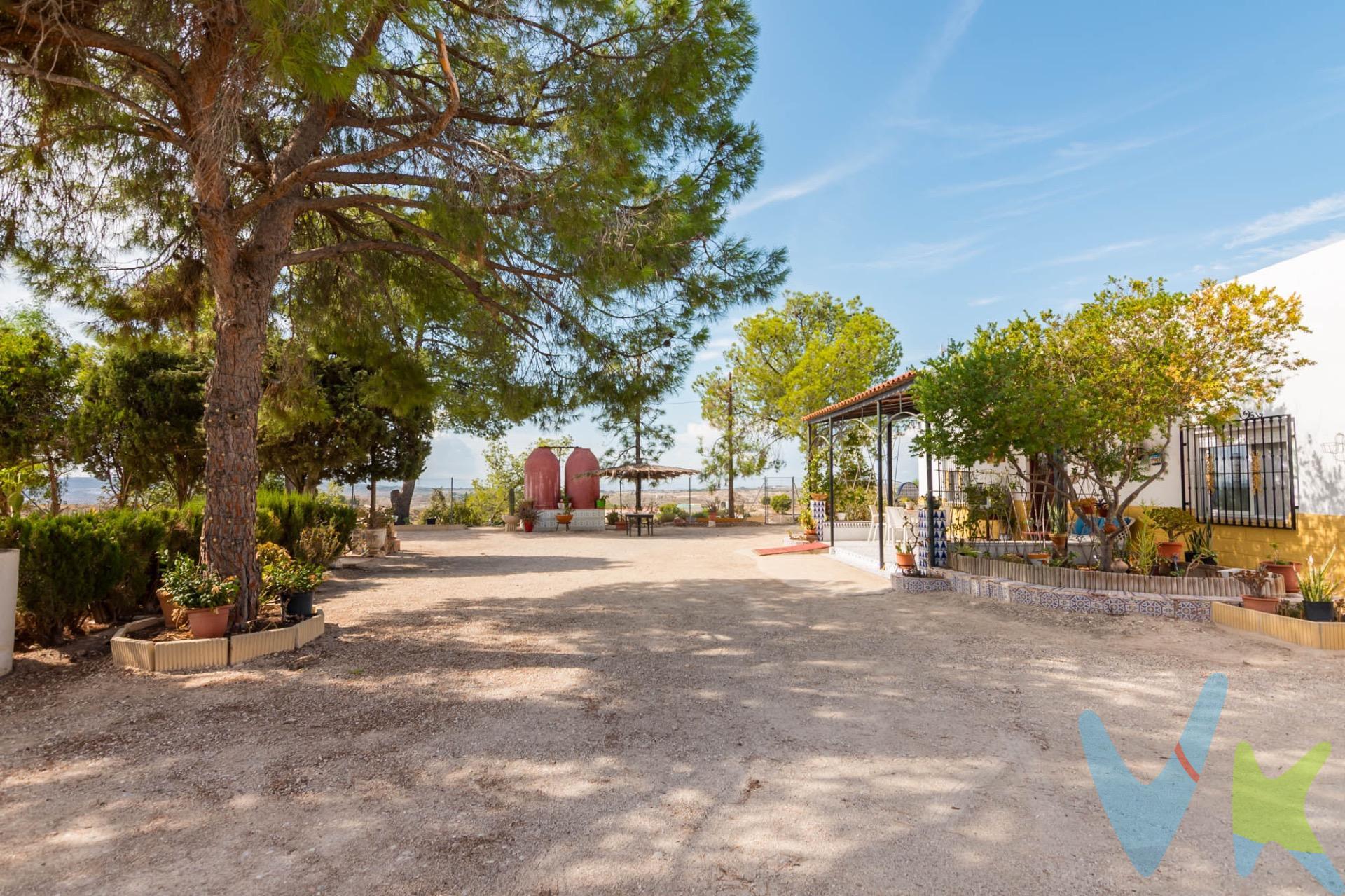 ¿Alguna vez has soñado con despertar cada mañana rodeado de absoluta paz, con el horizonte a tus pies y el sonido del silencio como única compañía?. En un enclave privilegiado, en una zona alta y totalmente elevada de Fortuna, se esconde este oasis pensado para quienes buscan desconectar del ruido y conectar con lo auténtico.   . Al llegar, una impresionante parcela rústica de 6.100 metros cuadrados te da la bienvenida con un sinfín de posibilidades. Imagina los días de verano en su zona de piscina, las largas sobremesas al aire libre bajo su pérgola disfrutando de unas vistas panorámicas verdaderamente impresionantes, o las reuniones familiares alrededor de la zona exterior de barbacoa y su auténtico horno tradicional. Aquí, la vida se vive fuera.   . La vivienda principal destaca por su amplitud y su cálido ambiente tradicional. Cuenta con 6 luminosas habitaciones, perfectas para acoger a toda la familia o recibir invitados, y 2 baños completos. Dispone de un acogedor salón ideal para las tardes de invierno junto a la chimenea, una cocina funcional y el encanto inconfundible de los hogares donde cada rincón cuenta una historia.   . Además, la propiedad cuenta con una balsa con una acción de riego, un valor añadido fundamental para aprovechar al máximo el terreno y cultivar tu propio huerto o jardín de ensueño. Un lugar donde el tiempo se detiene, el aire es puro y las puestas de sol se convierten en un espectáculo diario. No dejes escapar la oportunidad de visitarla. ¡Tu nuevo estilo de vida empieza aquí!. Características :. 6.100 m² de parcela   . Casa de 6 habitaciones. 2 baños. Salón-comedor con chimenea y cocina   . Cocina exterior con horno tradicional y zona de barbacoa. Piscina privada y balsa con acción de riego. Ubicación elevada con vistas panorámicas despejadas (Fortuna). PVP: 200.000€. No incluye gastos, impuestos y demás gastos legalmente correspondan al comprador: ITP del 7,75% con carácter general; existen excepciones según normativa aplicable (1). Base imponible el mayor valor entre el precio de venta o el valor referencia catastral. Gastos Notaría y Registro: 1.900€ aprox. según complejidad y aranceles vigentes (2). Financiación: gastos de hipoteca, tasación y gatos bancarios a cargo del comprador, según su necesidad y elección. Servicio doble de intermediación: Honorarios inmobiliaria a cargo del comprador: 3% precio final con un mínimo de 3.000€, más IVA (21%), salvo acuerdo contrario tras negociación, no incluidos en PVP. Operación y condiciones de compraventa sujeta a aceptación expresa del vendedor. Para acceder a información y documentación legalmente exigible por el consumidor: https://www.inmotasa.es/consumidor/ .   Comercialización en multiexclusiva: Por mandato expreso del propietario, este inmueble se comercializa en multiexclusiva, lo que garantiza un acceso completo a la información, un servicio profesional y una gestión ordenada, sin interferencias de terceros. Si eres agente inmobiliario y tienes un cliente interesado, estaremos encantados de colaborar.    Una compra tranquila y bien acompañada: Al contactar directamente con nosotros, evitarás molestias innecesarias a la propiedad. Nos encargamos de toda la intermediación, facilitándote la documentación, la información necesaria y un trato cercano, claro y sin complicaciones.  (1) Para una información exhaustiva sobre el funcionamiento, tipos impositivos y bonificaciones del ITP en la Región de Murcia, puedes consultar el portal oficial de la Agencia Tributaria Autonómica en el siguiente enlace: agenciatributaria.carm.es/ITPAJD. (2) Tarifas notariales y registrales reguladas en Anexo I Del Real Decreto 1426/1989 y, Anexo I Del Real Decreto 1427/1989, respectivamente.