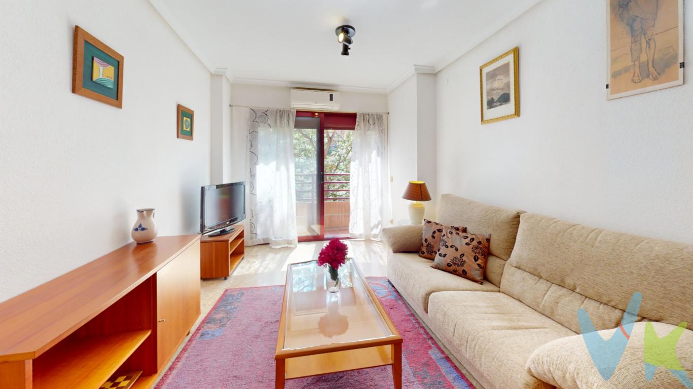  Empieza tu nueva etapa en el barrio más vibrante de Valencia: Benimaclet Imagina llegar a casa sin preocuparte por mudanzas interminables ni reformas. Solo traer tu maleta, abrir la puerta y empezar a vivir. Este piso en Benimaclet, uno de los barrios con más vida y personalidad de Valencia, está amueblado, con electrodomésticos incluidos y en muy buen estado. Todo preparado para que entres a vivir desde el primer día.La vivienda cuenta con una habitación, un baño completo, y un acogedor balcón, perfecto para tomar el aire o disfrutar de un café al sol. Además, incluye una amplia plaza de garaje en el mismo edificio, algo muy poco común en la zona.Ubicado en un edificio de caravista, con carácter y buena presencia, este piso es ideal tanto si buscas tu primera vivienda como si quieres invertir en una zona en auge.Benimaclet lo tiene todo: vida cultural, comercios locales, terrazas con encanto y excelente conexión con transporte público. Aquí no solo encuentras un lugar para vivir, encuentras un estilo de vida auténtico, práctico y con mucho encanto.Para agendar una visita o resolver cualquier duda, nuestro equipo está preparado para asistirle en cada paso del proceso. Esta es más que una oportunidad de inversión; es un lugar donde construir y vivir nuevas memorias. No deje pasar esta ocasión de habitabilidad incomparable en uno de los destinos más solicitados de Valencia.Agencia Registrada con el Nº 89 en el Registro Obligatorio de Agentes Inmobiliarios de la Comunitat Valenciana. Puede consultar en la web de la GVA:https://habitatge.gva.es/es/registres-en-materia-habitatgeLa oferta está sujeta a cambios de precio o retirada del mercado sin previo aviso. Este anuncio en su conjunto, incluyendo textos, fotos, imágenes o cualquier otro contenido del mismo, no es vinculante dado que la información es ofrecida por terceros y puede contener errores. Se muestra a título informativo y no contractual. El precio no incluye lo siguiente: Honorarios de la agencia inmobiliaria, impuestos (IVA, ITP) y otros gastos de la Compraventa (notaria, gestoría y registro).Por mandato expreso del propietario, comercializamos este inmueble en exclusiva, lo que le garantiza el acceso a toda la información, a un servicio de calidad, un trato fácil, sencillo y sin interferencias de terceros. Por este motivo, se ruega no molestar al propietario, a los ocupantes de la propiedad o a los vecinos. Muchas gracias por su comprensión. Si usted es agente inmobiliario y tiene un cliente para este inmueble, llámenos: estaremos encantados de colaborar.