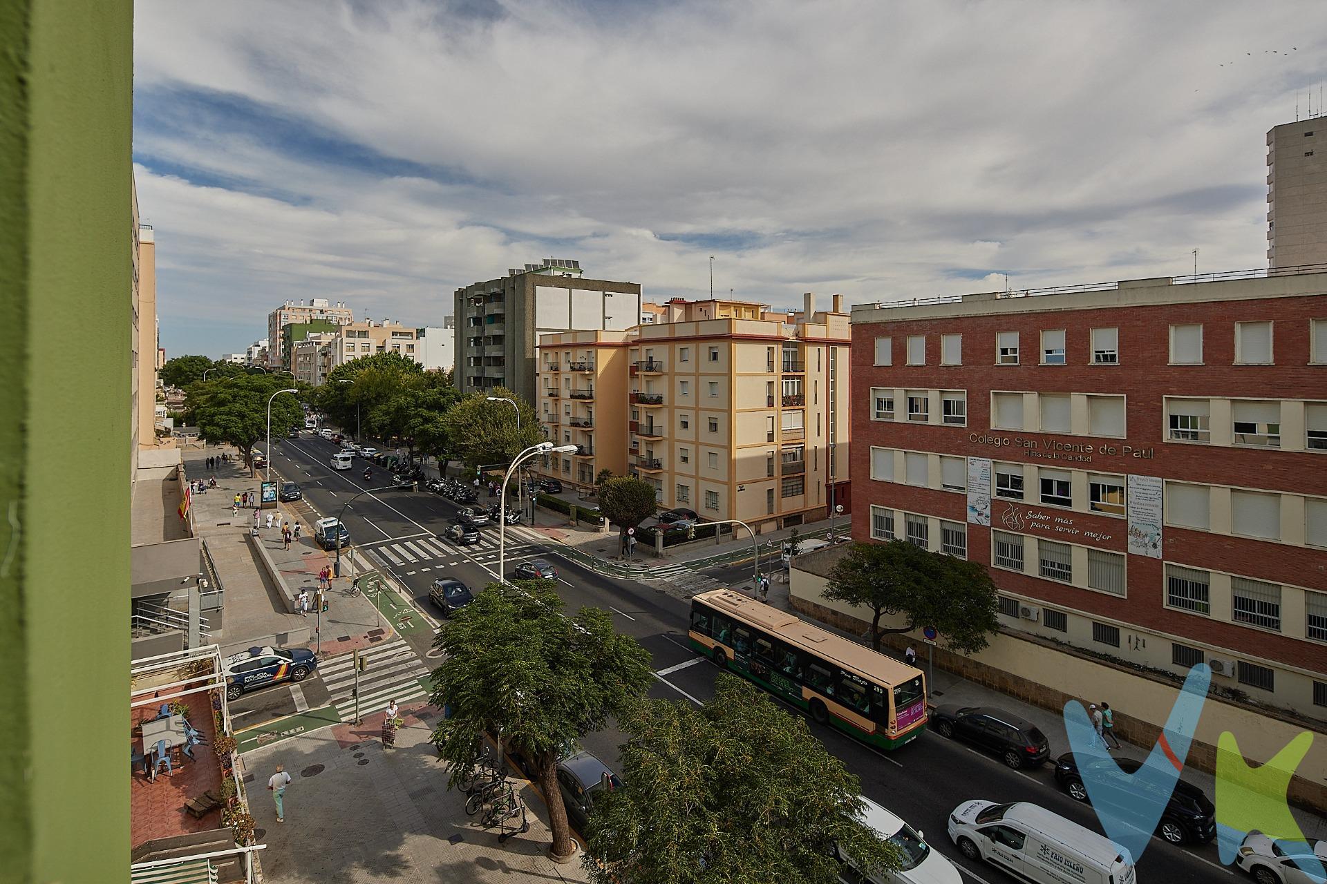 Descubre esta espectacular vivienda situada en la emblemática Avenida Andalucía Este piso de amplias dimensiones cuenta con una superficie construida de 128 m² y se encuentra en un excelente estado de conservación. La propiedad dispone de cuatro habitaciones dobles equipadas con armarios empotrados, salón amplio con terraza acristalada, ideales para disfrutar del máximo espacio y comodidad. Además, ofrece dos baños completos reformados que garantizan funcionalidad y estilo moderno. La cocina es amplia e incluye una práctica terraza lavadero, proporcionando el lugar perfecto para tus actividades diarias. Desde sus ventanales podrás apreciar vistas hacia la animada Avenida Principal de Cádiz mientras disfrutas del ambiente vibrante que rodea tu nuevo hogar. Uno de los mayores atractivos es su cercanía a la playa Santa María del Mar; solo tendrás que dar unos pasos por el pasaje privado acceso directo al mar cristalino y las arenas doradas.Cerca encontrarás todo tipo de servicios: restaurantes, supermercados, farmacias, comercios... *Gastos, Impuestos y honorarios de la agencia no incluidos. Periodo de validez del anuncio hasta el 31 de diciembre de 2025