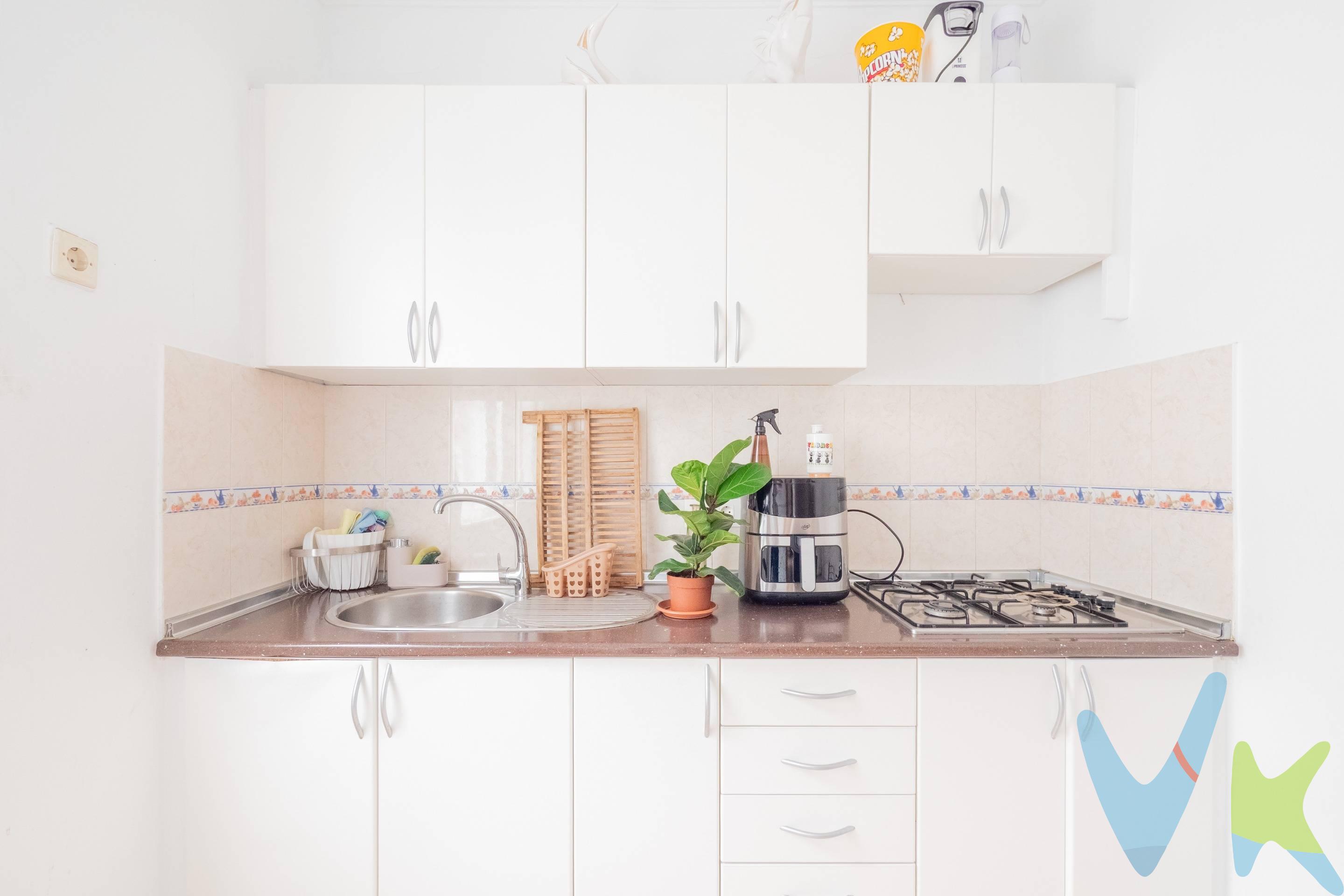 Ubicada en la ZONA ALTA DE LAS PALMAS, en el popular barrio de SCHAMANN, te presentamos esta vivienda amplia y luminosa situada en la segunda planta de un edificio de solo dos alturas, lo que garantiza tranquilidad y privacidad. . La propiedad dispone de tres habitaciones de generosas dimensiones, un baño completo y una cocina independiente, ideal para adaptarla a tu gusto y necesidades. Su distribución funcional y la buena ventilación natural hacen de esta vivienda una oportunidad con mucho potencial. Gracias a su localización estratégica y sus características, esta propiedad es ideal tanto para familias que buscan espacio y comodidad, como para inversores que deseen generar rentabilidad mediante alquiler residencial o de larga estancia. Schamann es una zona consolidada, con todos los servicios al alcance —supermercados, colegios, paradas de guagua, centros médicos— y con excelente conexión al centro de la ciudad. No dejes pasar la oportunidad de visitar una vivienda con tantas posibilidades en una de las zonas más demandadas de Las Palmas. CONTACTA con nosotros y agenda tu visita hoy mismo. ¡Te acompañamos a descubrir todo su potencial!