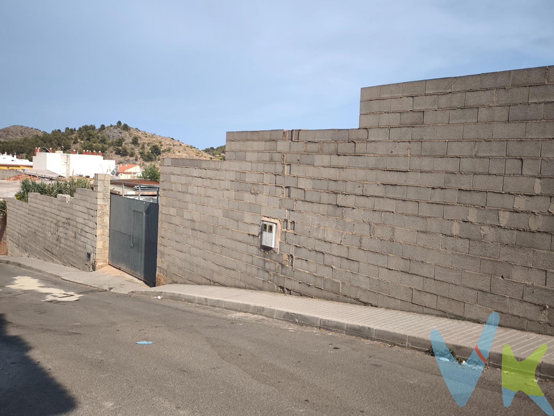 ¿Buscas el lienzo perfecto para tu próximo gran proyecto inmobiliario o para la casa de tus sueños?. Presentamos este magnífico solar urbano de 1.159 metros cuadrados, estratégicamente ubicado en La Vall d'Uixó. Se trata de una parcela excepcional y muy poco frecuente en el mercado actual debido a sus generosas proporciones y su excelente morfología, ideal para maximizar cualquier desarrollo arquitectónico. Características Técnicas de la Parcela. •	Superficie Total: 1.159 m² de suelo urbano, listos para desarrollar. •	Fachada: 31 metros (aprox.). Una amplitud extraordinaria que permite excelentes opciones de acceso, diseño de alzados y máxima luminosidad para las futuras edificaciones. •	Profundidad: 37 metros (aprox.). Proporciones casi cuadradas que facilitan la distribución de espacios sin pérdida de metros útiles. •	Tipología: Suelo urbano, facilitando la conexión a todos los suministros y servicios municipales. Potencial de Desarrollo (Dos Grandes Opciones). Gracias a su calificación urbanística y a sus dimensiones, esta parcela ofrece una versatilidad absoluta, adaptándose a la normativa del Plan General de Ordenación Urbana (PGOU) de la zona:. 1. Promoción de Obra Nueva (Alta Rentabilidad) Para promotores, constructores e inversores, los 31 metros de fachada representan una mina de oro. El terreno ofrece la viabilidad perfecta para el desarrollo de un complejo residencial, como una exclusiva hilera de viviendas adosadas o un edificio plurifamiliar. Su amplia fachada garantiza que todas las unidades puedan disfrutar de una excelente orientación, luz natural y accesos independientes, maximizando así el retorno de la inversión. 2. Proyecto Residencial Privado (Exclusividad Absoluta) Para clientes particulares que no se conforman con el espacio estándar. Aquí tienes la oportunidad de construir una espectacular villa independiente de lujo en una sola planta o en varias alturas. Los casi 1.200 m² permiten diseñar una vivienda principal imponente con espacio de sobra para anexos: amplios jardines paisajísticos, piscina de gran formato, zona de barbacoa/chill-out, pistas deportivas privadas y garaje para múltiples vehículos. Ubicación Estratégica. Situado en La Vall d'Uixó, disfrutarás de la tranquilidad de un entorno residencial consolidado, sin renunciar a la excelente conectividad de la zona. A un paso de todos los servicios esenciales (comercios, colegios, centros de salud) y con acceso rápido a las principales vías de comunicación que conectan con la costa, Castellón y Valencia. ¿Hablamos de tu proyecto?. Terrenos con esta superficie y esta fachada rara vez salen al mercado. Si tienes la visión, nosotros tenemos el espacio. Contáctanos hoy mismo para solicitar más información, consultar la edificabilidad exacta o concertar una visita sobre el terreno. Da el primer paso para hacer realidad tu promoción o la casa que siempre has imaginado. “El precio del inmueble no incluye los gastos de notaría y registro de la propiedad (que están sujetos a aranceles y varían dependiendo del precio de escrituración), ni los impuestos (que en la Comunitat Valenciana varían dependiendo del precio del inmueble y de las características personales del comprador.”. 