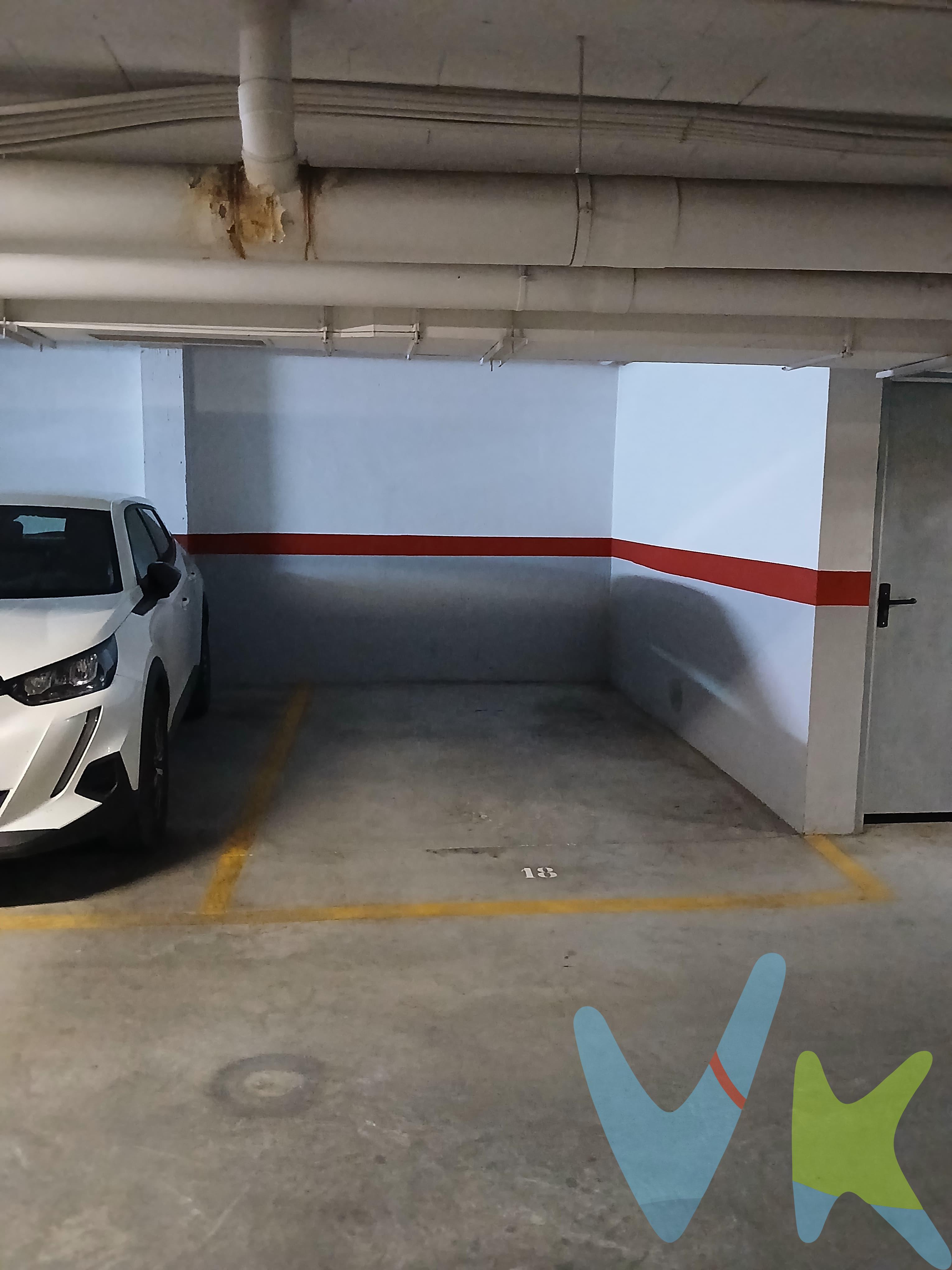 Espaciosa plaza de garaje para coche grande en la zona de Camposoto, calle Asteroides. 
Según nota simple 11 metros, según catastro 20 metros.
Puerta automática con mando, fácil acceso y maniobrabilidad.

 El precio de compra no incluye muebles, enseres, vehículos ni electrodomésticos. Disponemos de la Ficha Informativa de la propiedad (Según Decreto 218/2005, del 11 de Octubre) y de Seguro de Caución, para la protección del dinero entregado como señal para la Reserva de una vivienda En cumplimiento del Decreto de la Junta de Andalucía 218/2015 de 11 de Octubre, se informa al cliente que los gastos notariales, registrales, ITP, honorarios de la Agencia y otros gastos inherentes a la compraventa no están incluidos en el precio.