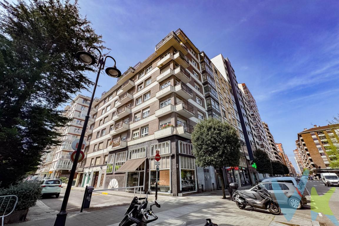 Ponemos a la venta en exclusiva una propiedad fantástica que sin duda te llamará la atención.El piso se encuentra en el Bbio , en la avenida Torcuato Fernandez Miranda, enfrente del parque de Isabel la Católica y a escasos 5 minutos caminando de la playa de San Lorenzo.Tambíen se encuentra cerca del Estadio del Molinón y del Grupo Covadonga.Es un piso ámplio con 95 metros útiles que te permitirán si lo deseas poder diseñar a tu gusto el piso de tus sueños.Además el edificio cuenta con una zona con acceso privado para poder aparcar los vecinos del inmueble.Está distribuido en tres dormitorios (originalmente eran cuatro), cocina, baño, aseo, despensa y un fantástico salón en esquina muy luminoso al igual que el resto del piso.La zona del Bibio es una de las zonas con más demanda debido al escaso producto que sale en la zona.Si estabas esperando una oportunidad en este enclave no dejes de llamarnos e informarte.Estaremos encantados de poder informarte y si lo deseas concertar una visita. En las últimas fotografías de este anuncio podrás descubrir una propuesta de reforma realizada mediante home staging virtual con inteligencia artificial, que muestra cómo podría transformarse esta vivienda tras una actualización estética.Se informa a los interesados que el precio de venta indicado no comprende el Impuesto de Transmisiones Patrimoniales (ITP) , los gastos asociados a la compraventa (notaría, registro de la propiedad y otros) ni los honorarios de la agencia inmobiliaria a cargo del comprador. 
